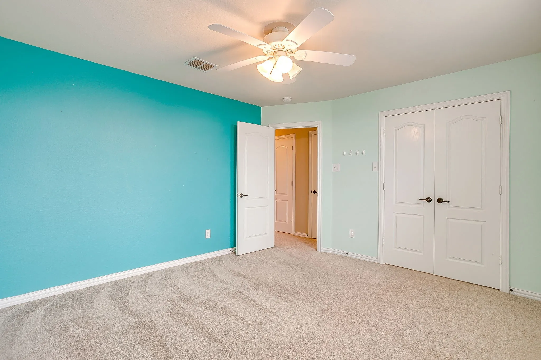 Single Family Residence For Sale in Parker County , 1537 Silverstone Drive, Weatherford, Texas 76087, 4 Bedroom, 3 Bathroom, 3 Garage spaces, 2,667 Sqft, built in 2013, mls#21274219, Real Estate Agent in Weatherford, Homes For Sale in Parker county, Homes For Sale in Weatherford, Realtor in Weatherford Texas, Real Estate Brokerage Independent Realty Texas, Luminita Cordes Realtor