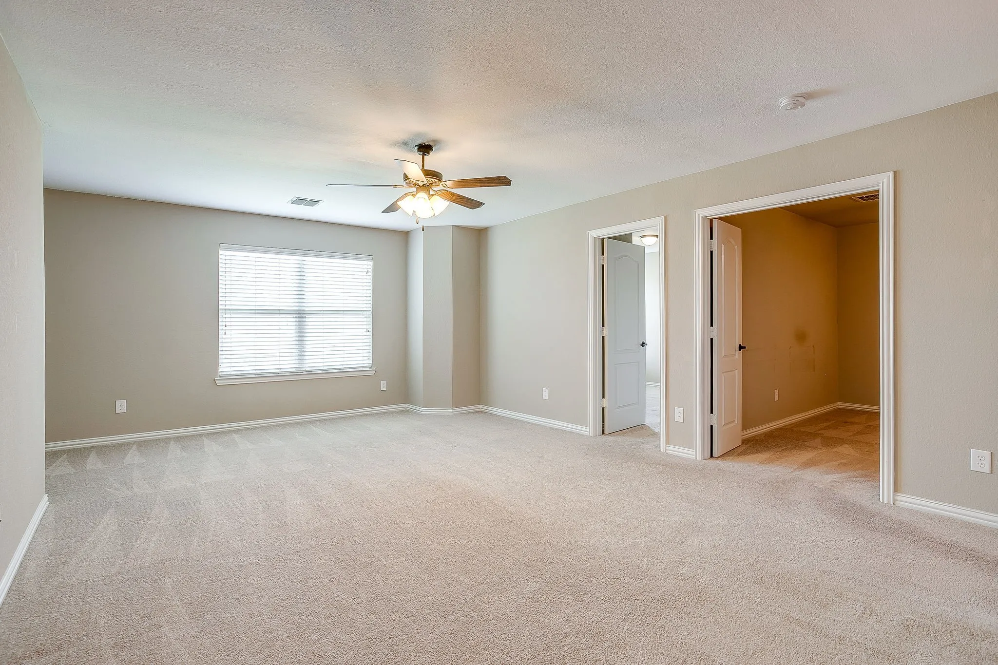 Single Family Residence For Sale in Parker County , 1537 Silverstone Drive, Weatherford, Texas 76087, 4 Bedroom, 3 Bathroom, 3 Garage spaces, 2,667 Sqft, built in 2013, mls#21274219, Real Estate Agent in Weatherford, Homes For Sale in Parker county, Homes For Sale in Weatherford, Realtor in Weatherford Texas, Real Estate Brokerage Independent Realty Texas, Luminita Cordes Realtor