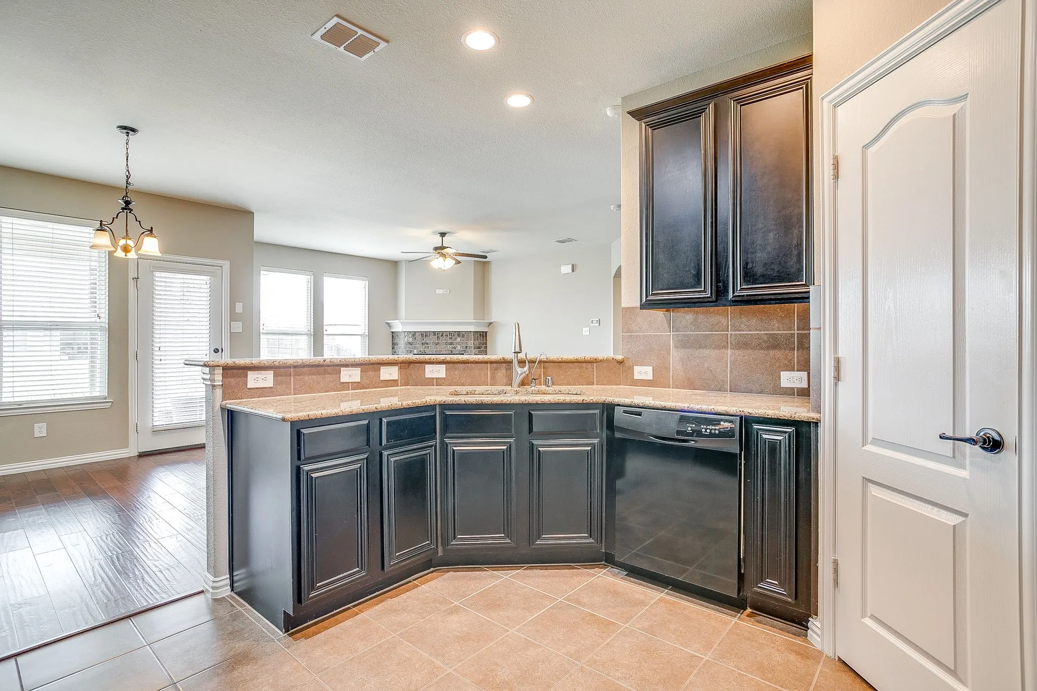Single Family Residence For Sale in Parker County , 1537 Silverstone Drive, Weatherford, Texas 76087, 4 Bedroom, 3 Bathroom, 3 Garage spaces, 2,667 Sqft, built in 2013, mls#21274219, Real Estate Agent in Weatherford, Homes For Sale in Parker county, Homes For Sale in Weatherford, Realtor in Weatherford Texas, Real Estate Brokerage Independent Realty Texas, Luminita Cordes Realtor