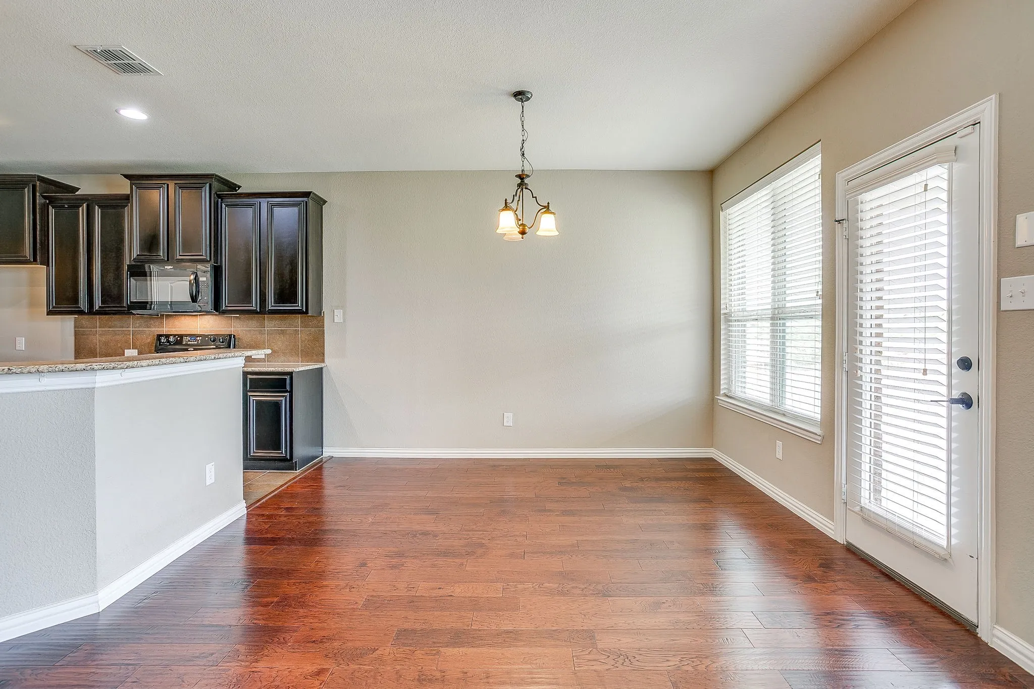Single Family Residence For Sale in Parker County , 1537 Silverstone Drive, Weatherford, Texas 76087, 4 Bedroom, 3 Bathroom, 3 Garage spaces, 2,667 Sqft, built in 2013, mls#21274219, Real Estate Agent in Weatherford, Homes For Sale in Parker county, Homes For Sale in Weatherford, Realtor in Weatherford Texas, Real Estate Brokerage Independent Realty Texas, Luminita Cordes Realtor