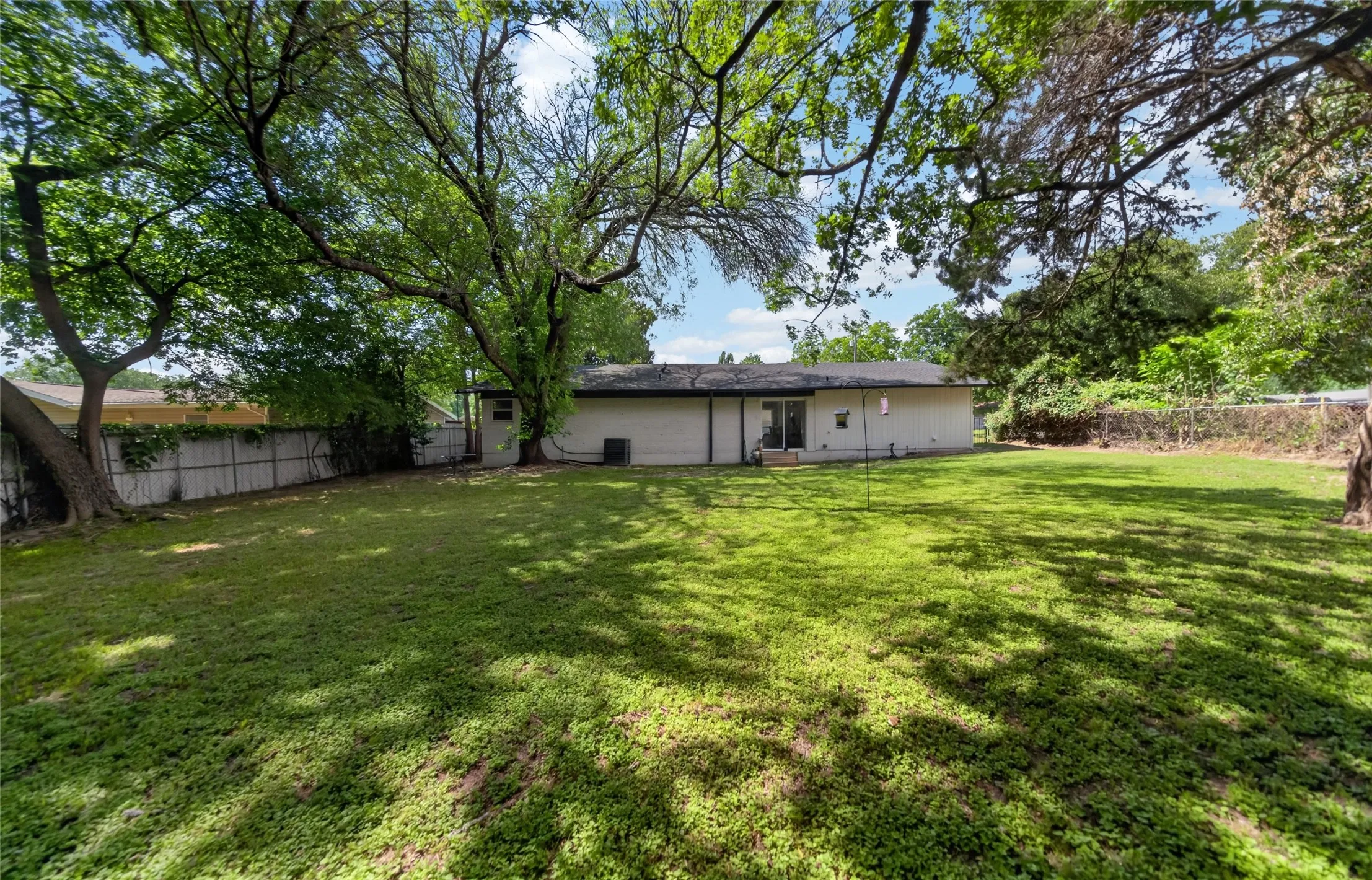 Single Family Residence For Sale in Henderson County , 614 Colonial Drive, Athens, Texas 75751, 4 Bedrooms, 2 Bathrooms, Garage spaces, 2,063 Sqft, built in 1977, Price $289,000, mls#21274873, Real Estate Agent in Athens, Homes For Sale in Henderson county, Homes For Sale in Athens, Realtor in Athens Texas, Real Estate Brokerage Independent Realty Texas, Luminita Cordes Realtor