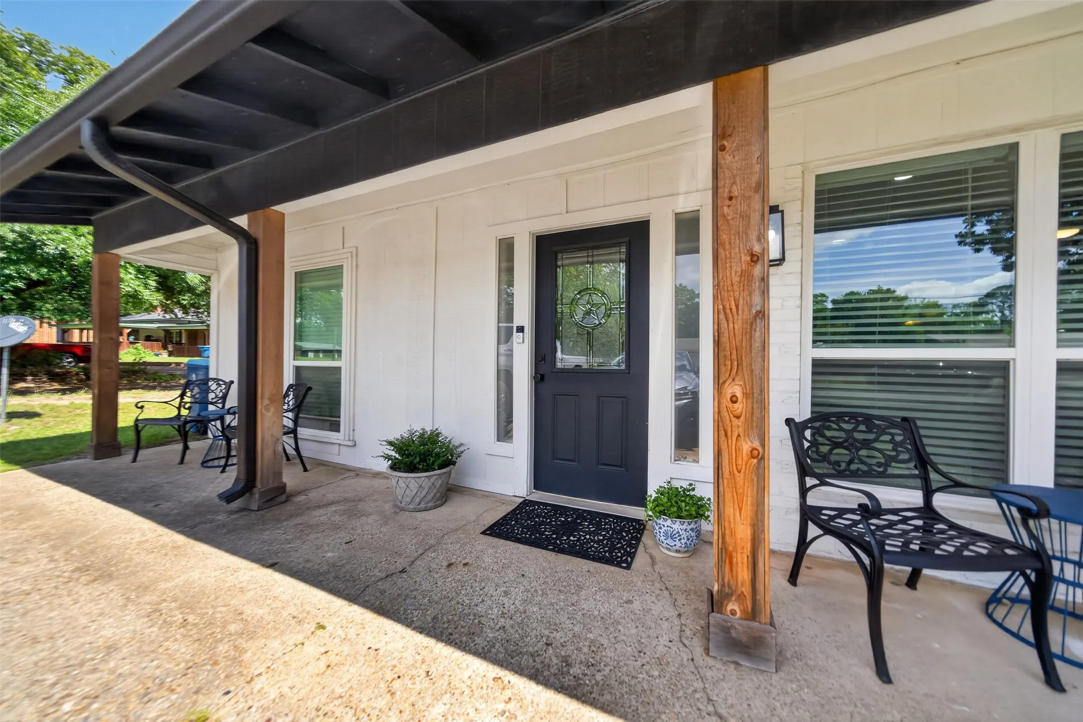 Single Family Residence For Sale in Henderson County , 614 Colonial Drive, Athens, Texas 75751, 4 Bedrooms, 2 Bathrooms, Garage spaces, 2,063 Sqft, built in 1977, Price $289,000, mls#21274873, Real Estate Agent in Athens, Homes For Sale in Henderson county, Homes For Sale in Athens, Realtor in Athens Texas, Real Estate Brokerage Independent Realty Texas, Luminita Cordes Realtor