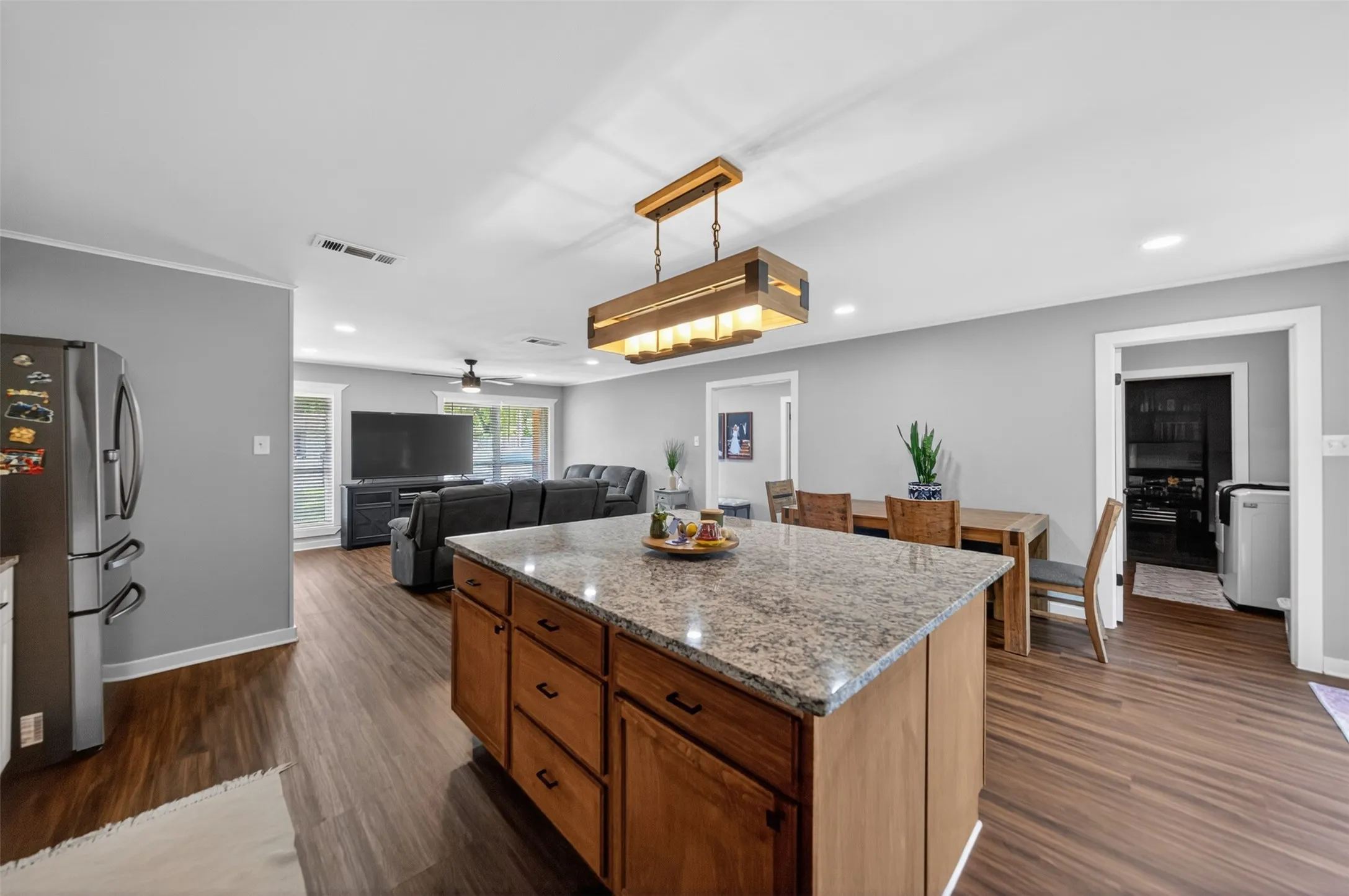 Single Family Residence For Sale in Henderson County , 614 Colonial Drive, Athens, Texas 75751, 4 Bedrooms, 2 Bathrooms, Garage spaces, 2,063 Sqft, built in 1977, Price $289,000, mls#21274873, Real Estate Agent in Athens, Homes For Sale in Henderson county, Homes For Sale in Athens, Realtor in Athens Texas, Real Estate Brokerage Independent Realty Texas, Luminita Cordes Realtor