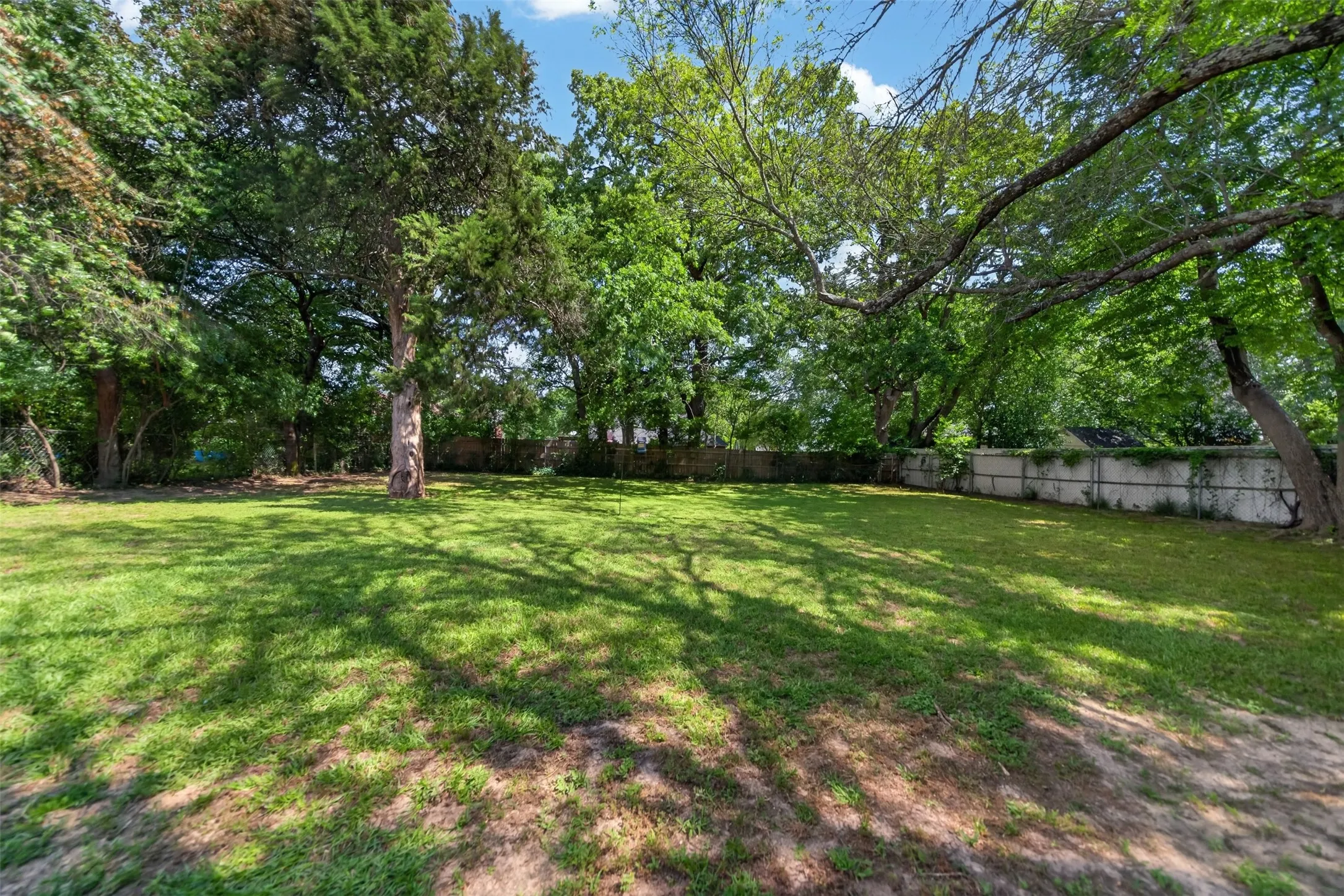 Single Family Residence For Sale in Henderson County , 614 Colonial Drive, Athens, Texas 75751, 4 Bedrooms, 2 Bathrooms, Garage spaces, 2,063 Sqft, built in 1977, Price $289,000, mls#21274873, Real Estate Agent in Athens, Homes For Sale in Henderson county, Homes For Sale in Athens, Realtor in Athens Texas, Real Estate Brokerage Independent Realty Texas, Luminita Cordes Realtor