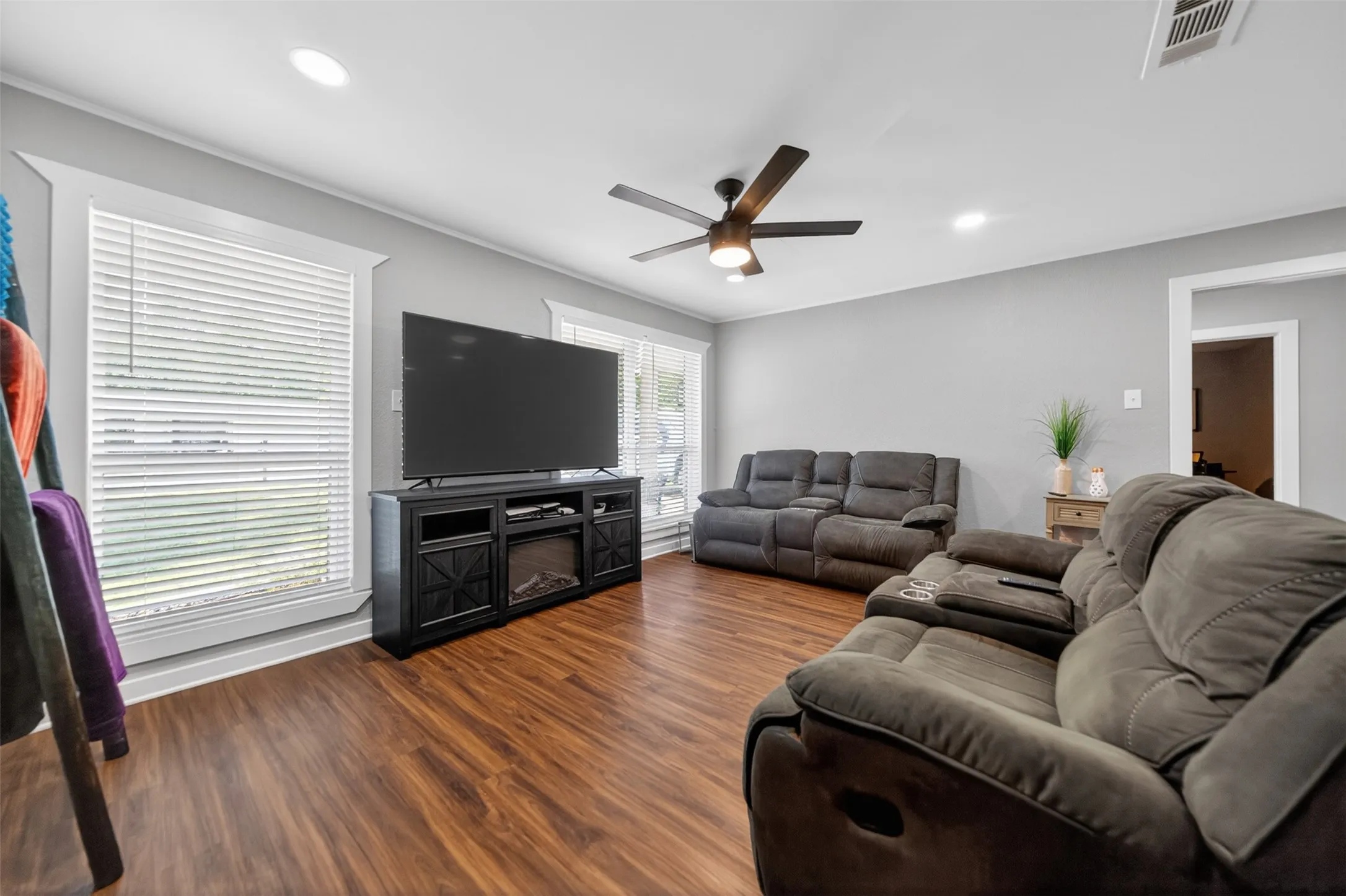 Single Family Residence For Sale in Henderson County , 614 Colonial Drive, Athens, Texas 75751, 4 Bedrooms, 2 Bathrooms, Garage spaces, 2,063 Sqft, built in 1977, Price $289,000, mls#21274873, Real Estate Agent in Athens, Homes For Sale in Henderson county, Homes For Sale in Athens, Realtor in Athens Texas, Real Estate Brokerage Independent Realty Texas, Luminita Cordes Realtor