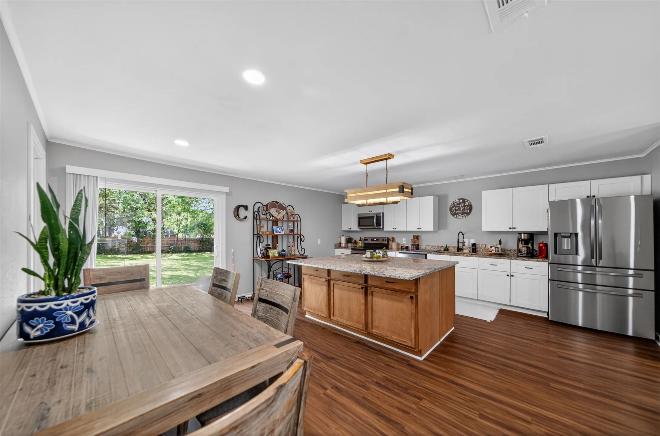 Single Family Residence For Sale in Henderson County , 614 Colonial Drive, Athens, Texas 75751, 4 Bedrooms, 2 Bathrooms, Garage spaces, 2,063 Sqft, built in 1977, Price $289,000, mls#21274873, Real Estate Agent in Athens, Homes For Sale in Henderson county, Homes For Sale in Athens, Realtor in Athens Texas, Real Estate Brokerage Independent Realty Texas, Luminita Cordes Realtor
