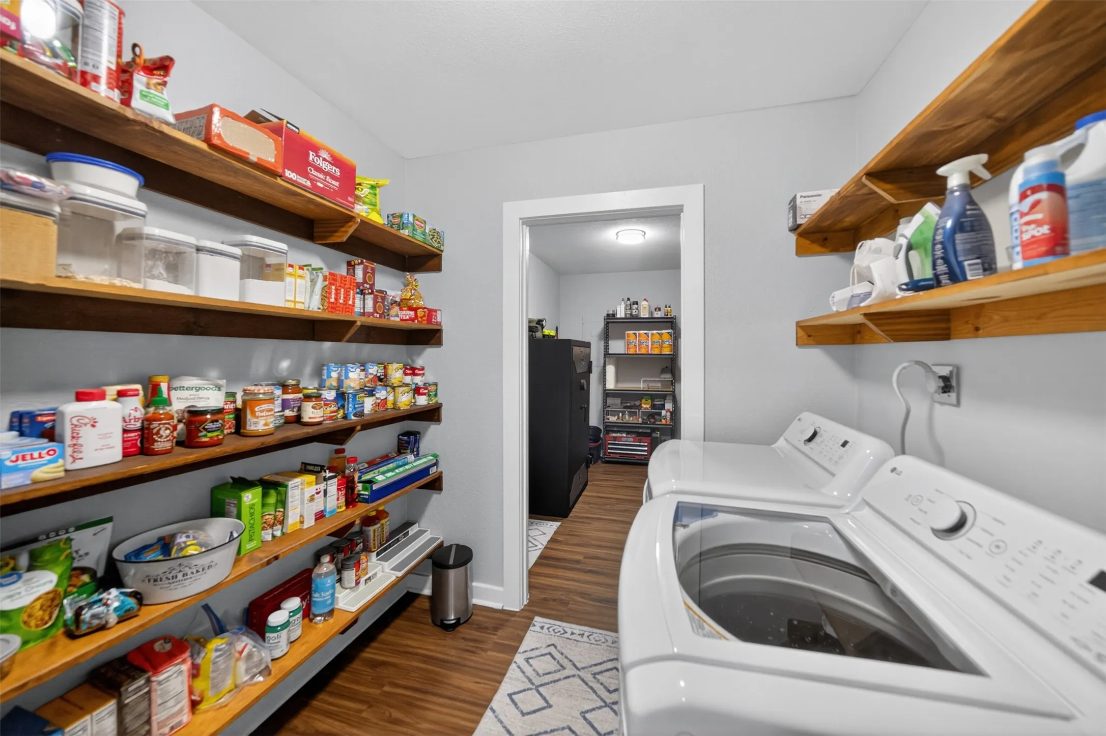 Single Family Residence For Sale in Henderson County , 614 Colonial Drive, Athens, Texas 75751, 4 Bedrooms, 2 Bathrooms, Garage spaces, 2,063 Sqft, built in 1977, Price $289,000, mls#21274873, Real Estate Agent in Athens, Homes For Sale in Henderson county, Homes For Sale in Athens, Realtor in Athens Texas, Real Estate Brokerage Independent Realty Texas, Luminita Cordes Realtor