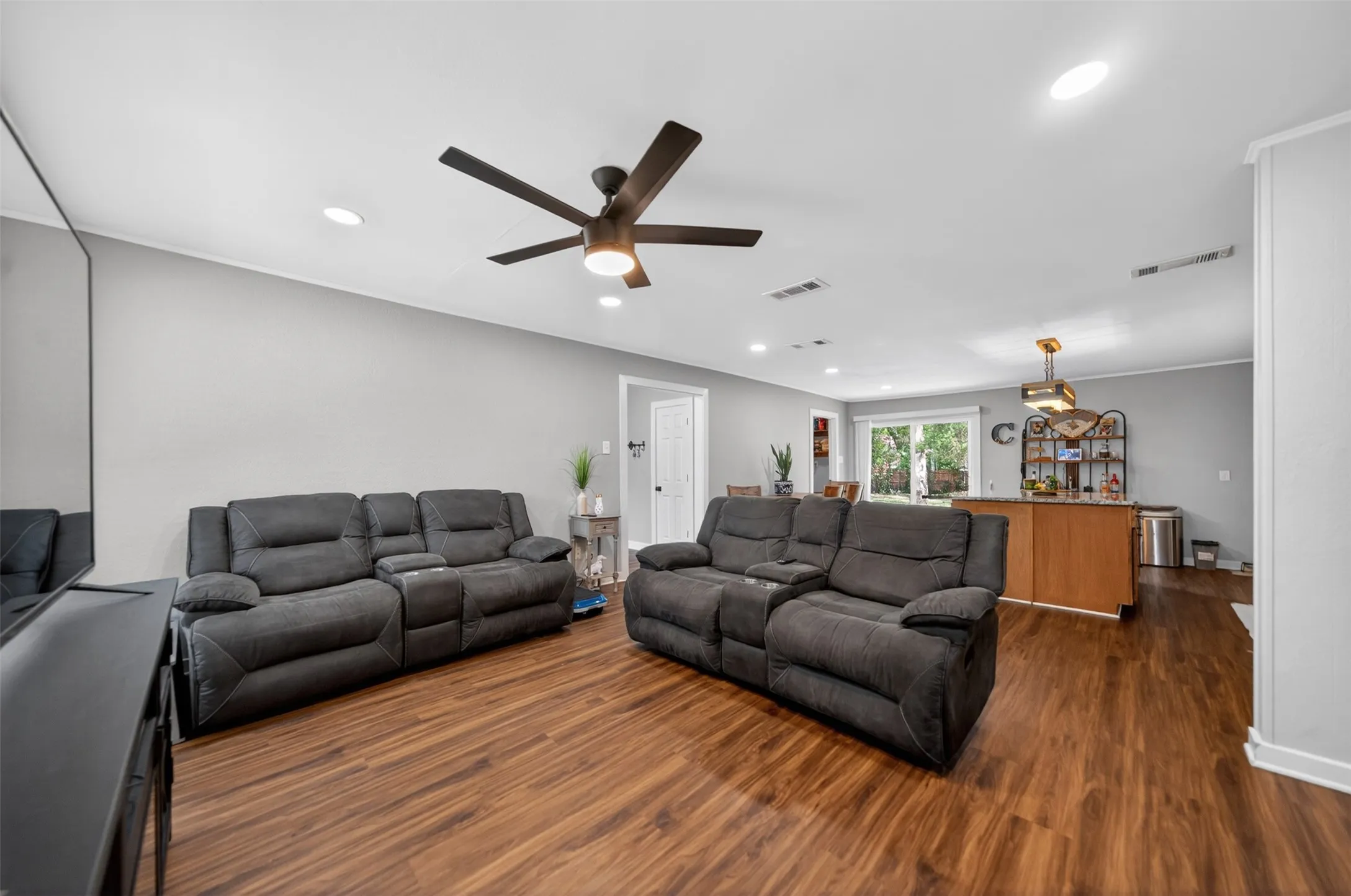 Single Family Residence For Sale in Henderson County , 614 Colonial Drive, Athens, Texas 75751, 4 Bedrooms, 2 Bathrooms, Garage spaces, 2,063 Sqft, built in 1977, Price $289,000, mls#21274873, Real Estate Agent in Athens, Homes For Sale in Henderson county, Homes For Sale in Athens, Realtor in Athens Texas, Real Estate Brokerage Independent Realty Texas, Luminita Cordes Realtor