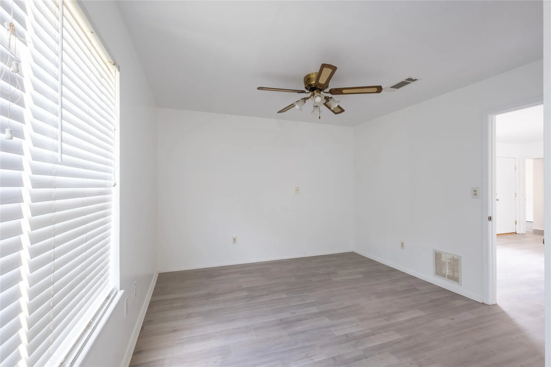 Single Family Residence For Sale in Smith County , 3126 Colgate Avenue, Tyler, Texas 75701, 4 Bedrooms, 3 Bathrooms, 2 Garage spaces, 2,121 Sqft, built in 1958, Price $239,900, mls#21274951, Real Estate Agent in Tyler, Homes For Sale in Smith county, Homes For Sale in Tyler, Realtor in Tyler Texas, Real Estate Brokerage Independent Realty Texas, Luminita Cordes Realtor