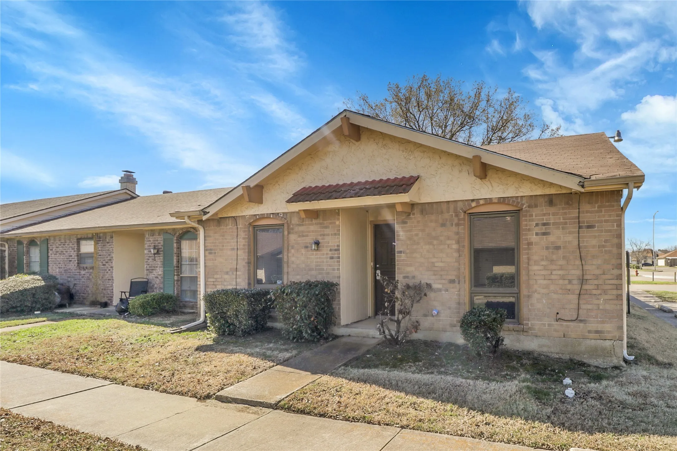Townhouse For Sale in Dallas County , 44 E Mountain Creek Drive, Grand Prairie, Texas 75052, 2 Bedrooms, 1 Bathroom, Garage spaces, 1,332 Sqft, built in 1973, Price $164,500, mls#21272991, Real Estate Agent in Grand Prairie, Homes For Sale in Dallas county, Homes For Sale in Grand Prairie, Realtor in Grand Prairie Texas, Real Estate Brokerage Independent Realty Texas, Luminita Cordes Realtor