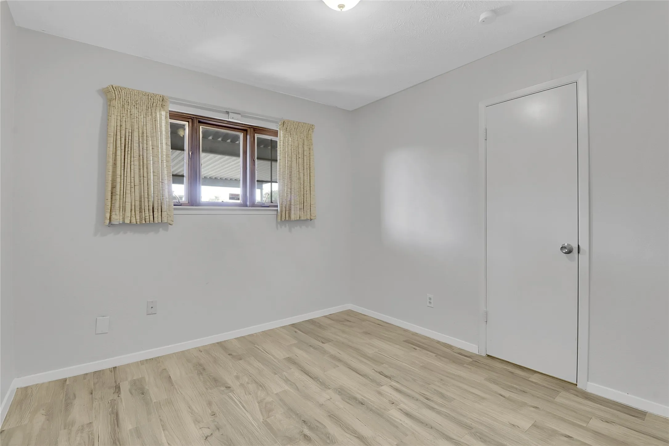 Townhouse For Sale in Dallas County , 44 E Mountain Creek Drive, Grand Prairie, Texas 75052, 2 Bedrooms, 1 Bathroom, Garage spaces, 1,332 Sqft, built in 1973, Price $164,500, mls#21272991, Real Estate Agent in Grand Prairie, Homes For Sale in Dallas county, Homes For Sale in Grand Prairie, Realtor in Grand Prairie Texas, Real Estate Brokerage Independent Realty Texas, Luminita Cordes Realtor
