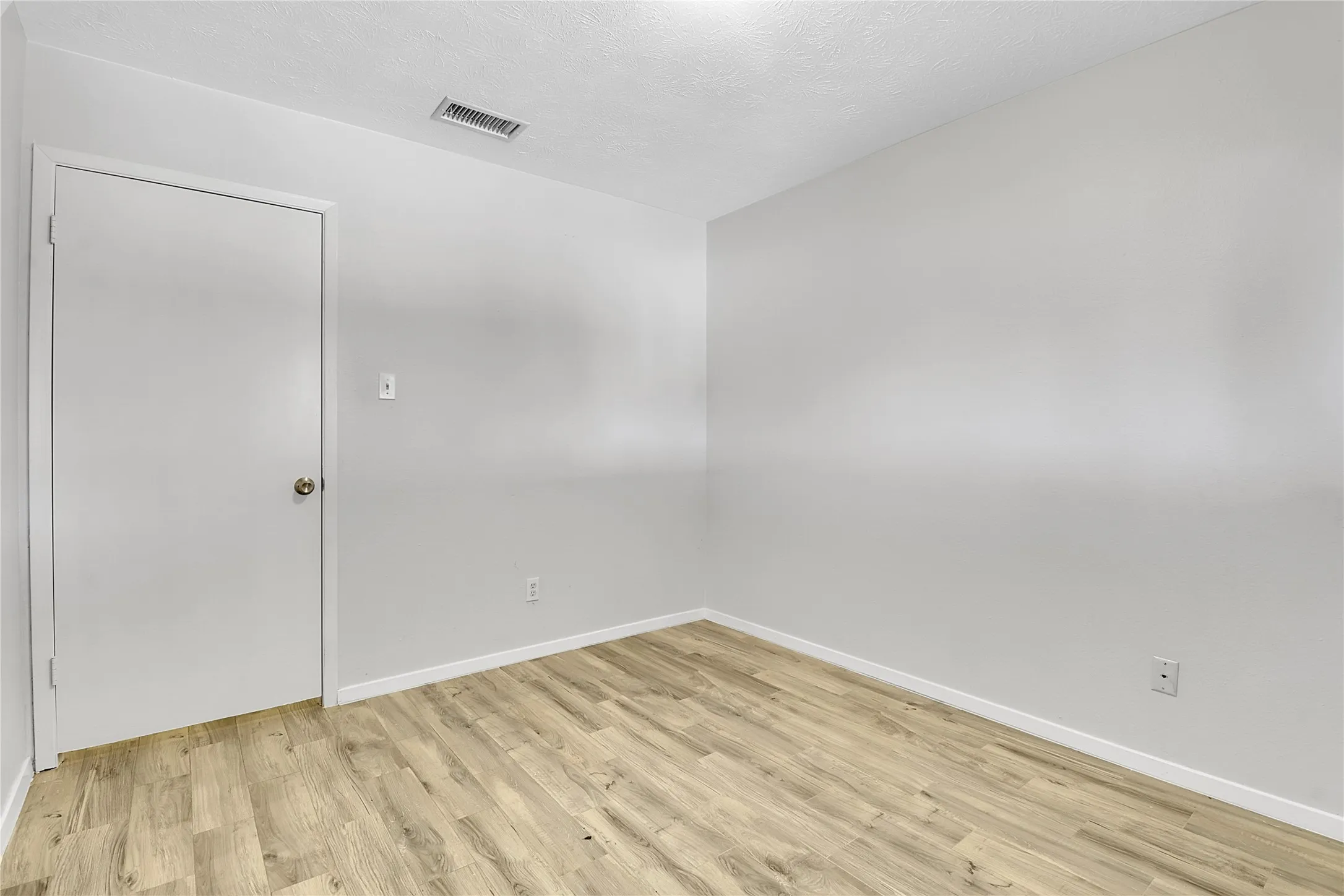 Townhouse For Sale in Dallas County , 44 E Mountain Creek Drive, Grand Prairie, Texas 75052, 2 Bedrooms, 1 Bathroom, Garage spaces, 1,332 Sqft, built in 1973, Price $164,500, mls#21272991, Real Estate Agent in Grand Prairie, Homes For Sale in Dallas county, Homes For Sale in Grand Prairie, Realtor in Grand Prairie Texas, Real Estate Brokerage Independent Realty Texas, Luminita Cordes Realtor