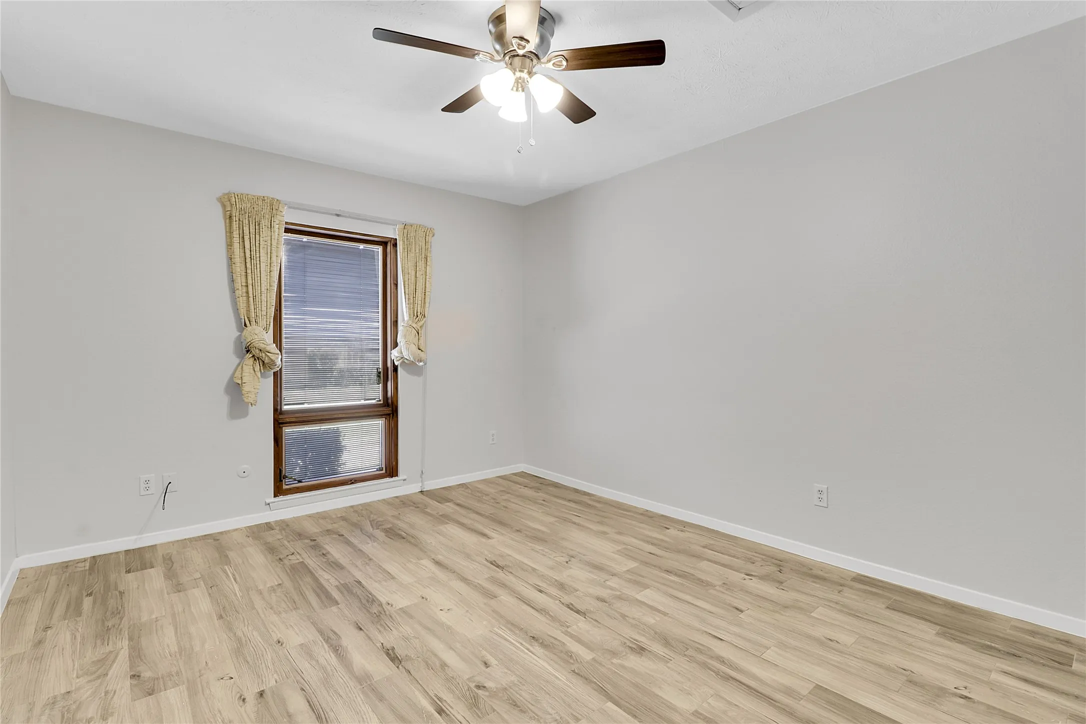 Townhouse For Sale in Dallas County , 44 E Mountain Creek Drive, Grand Prairie, Texas 75052, 2 Bedrooms, 1 Bathroom, Garage spaces, 1,332 Sqft, built in 1973, Price $164,500, mls#21272991, Real Estate Agent in Grand Prairie, Homes For Sale in Dallas county, Homes For Sale in Grand Prairie, Realtor in Grand Prairie Texas, Real Estate Brokerage Independent Realty Texas, Luminita Cordes Realtor