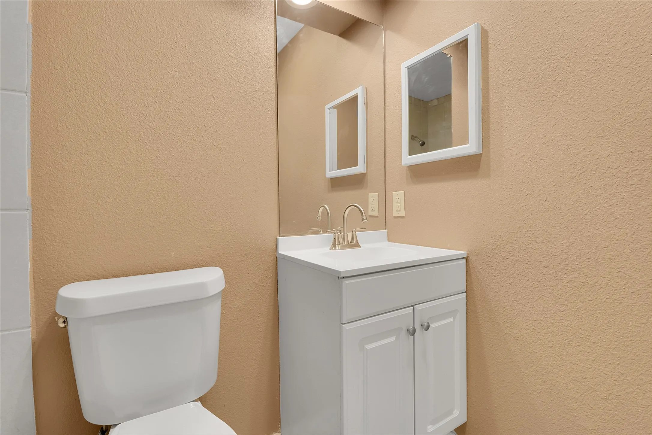 Townhouse For Sale in Dallas County , 44 E Mountain Creek Drive, Grand Prairie, Texas 75052, 2 Bedrooms, 1 Bathroom, Garage spaces, 1,332 Sqft, built in 1973, Price $164,500, mls#21272991, Real Estate Agent in Grand Prairie, Homes For Sale in Dallas county, Homes For Sale in Grand Prairie, Realtor in Grand Prairie Texas, Real Estate Brokerage Independent Realty Texas, Luminita Cordes Realtor