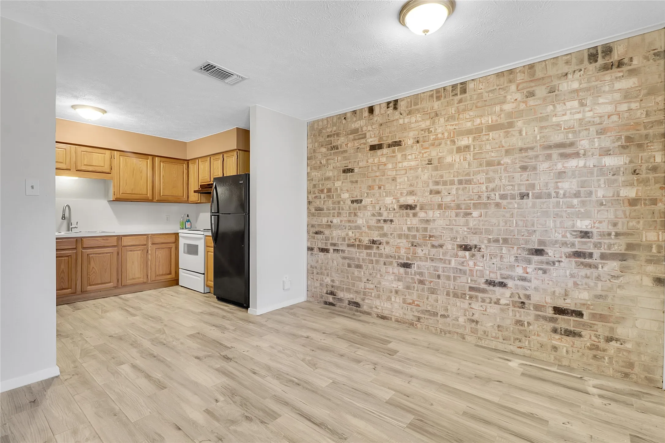 Townhouse For Sale in Dallas County , 44 E Mountain Creek Drive, Grand Prairie, Texas 75052, 2 Bedrooms, 1 Bathroom, Garage spaces, 1,332 Sqft, built in 1973, Price $164,500, mls#21272991, Real Estate Agent in Grand Prairie, Homes For Sale in Dallas county, Homes For Sale in Grand Prairie, Realtor in Grand Prairie Texas, Real Estate Brokerage Independent Realty Texas, Luminita Cordes Realtor