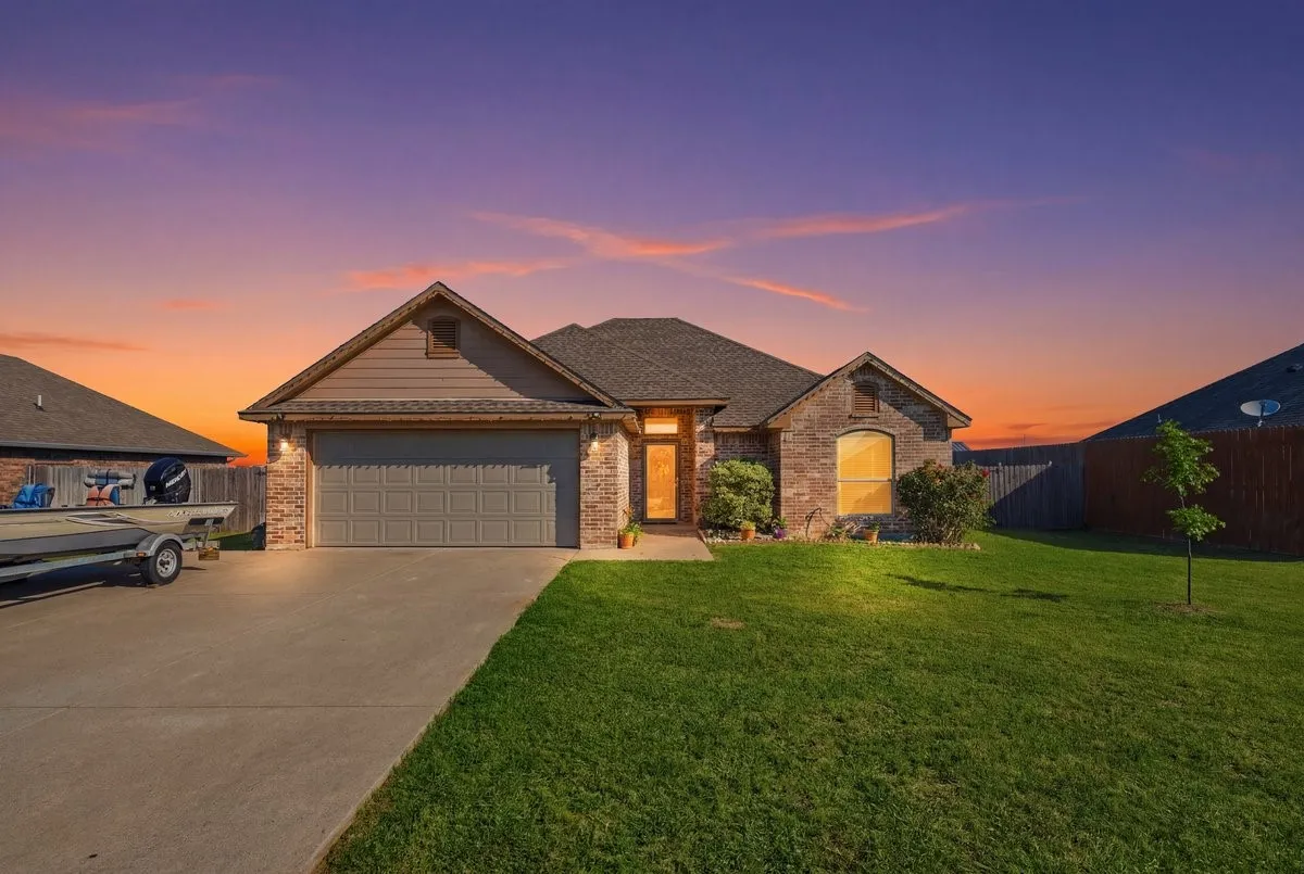 Single Family Residence For Sale in Hill County , 121 Joyce Street, Whitney, Texas 76692, 3 Bedrooms, 2 Bathrooms, 2 Garage spaces, 1,351 Sqft, built in 2014, Price $259,900, mls#21274166, Real Estate Agent in Whitney, Homes For Sale in Hill county, Homes For Sale in Whitney, Realtor in Whitney Texas, Real Estate Brokerage Independent Realty Texas, Luminita Cordes Realtor
