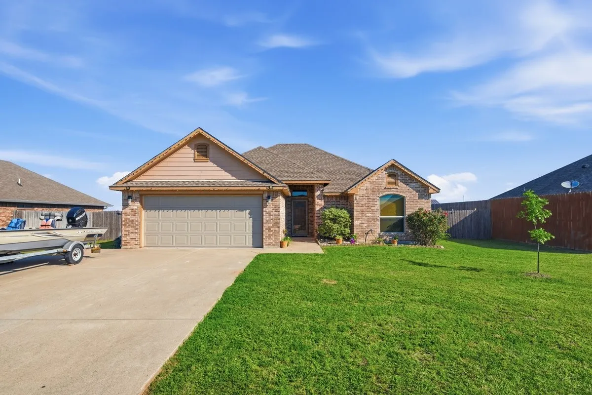 Single Family Residence For Sale in Hill County , 121 Joyce Street, Whitney, Texas 76692, 3 Bedrooms, 2 Bathrooms, 2 Garage spaces, 1,351 Sqft, built in 2014, Price $259,900, mls#21274166, Real Estate Agent in Whitney, Homes For Sale in Hill county, Homes For Sale in Whitney, Realtor in Whitney Texas, Real Estate Brokerage Independent Realty Texas, Luminita Cordes Realtor