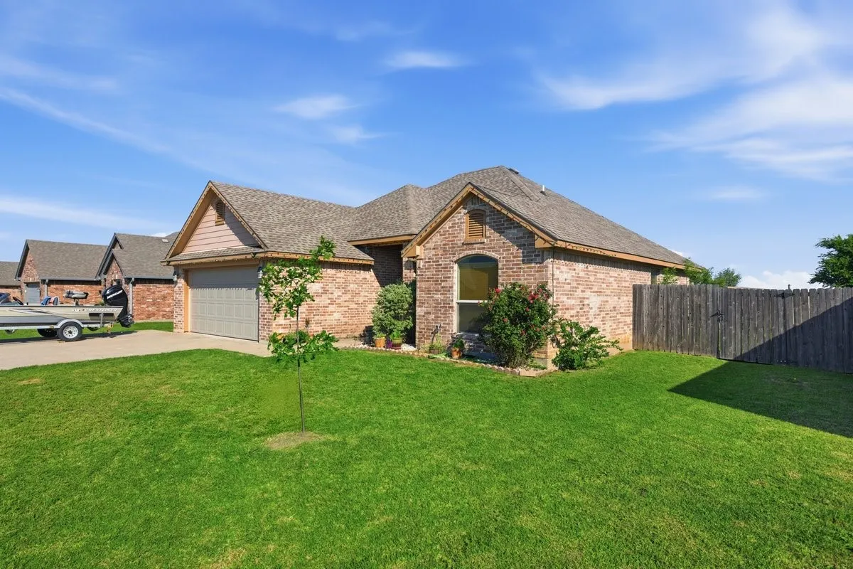 Single Family Residence For Sale in Hill County , 121 Joyce Street, Whitney, Texas 76692, 3 Bedrooms, 2 Bathrooms, 2 Garage spaces, 1,351 Sqft, built in 2014, Price $259,900, mls#21274166, Real Estate Agent in Whitney, Homes For Sale in Hill county, Homes For Sale in Whitney, Realtor in Whitney Texas, Real Estate Brokerage Independent Realty Texas, Luminita Cordes Realtor
