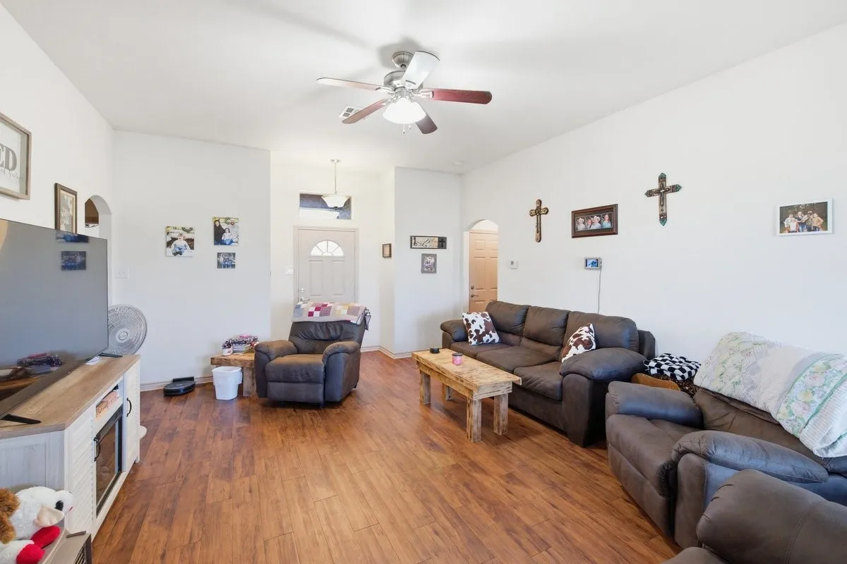 Single Family Residence For Sale in Hill County , 121 Joyce Street, Whitney, Texas 76692, 3 Bedrooms, 2 Bathrooms, 2 Garage spaces, 1,351 Sqft, built in 2014, Price $259,900, mls#21274166, Real Estate Agent in Whitney, Homes For Sale in Hill county, Homes For Sale in Whitney, Realtor in Whitney Texas, Real Estate Brokerage Independent Realty Texas, Luminita Cordes Realtor