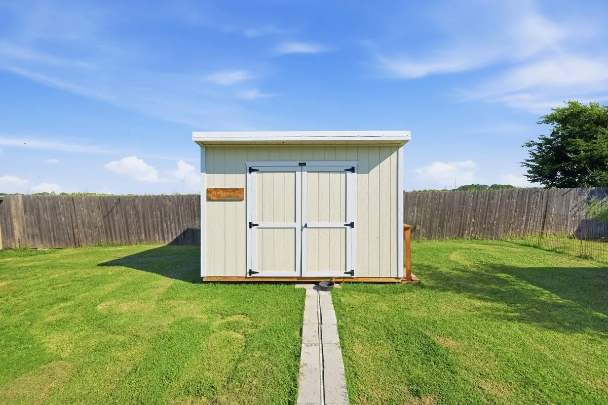 Single Family Residence For Sale in Hill County , 121 Joyce Street, Whitney, Texas 76692, 3 Bedrooms, 2 Bathrooms, 2 Garage spaces, 1,351 Sqft, built in 2014, Price $259,900, mls#21274166, Real Estate Agent in Whitney, Homes For Sale in Hill county, Homes For Sale in Whitney, Realtor in Whitney Texas, Real Estate Brokerage Independent Realty Texas, Luminita Cordes Realtor