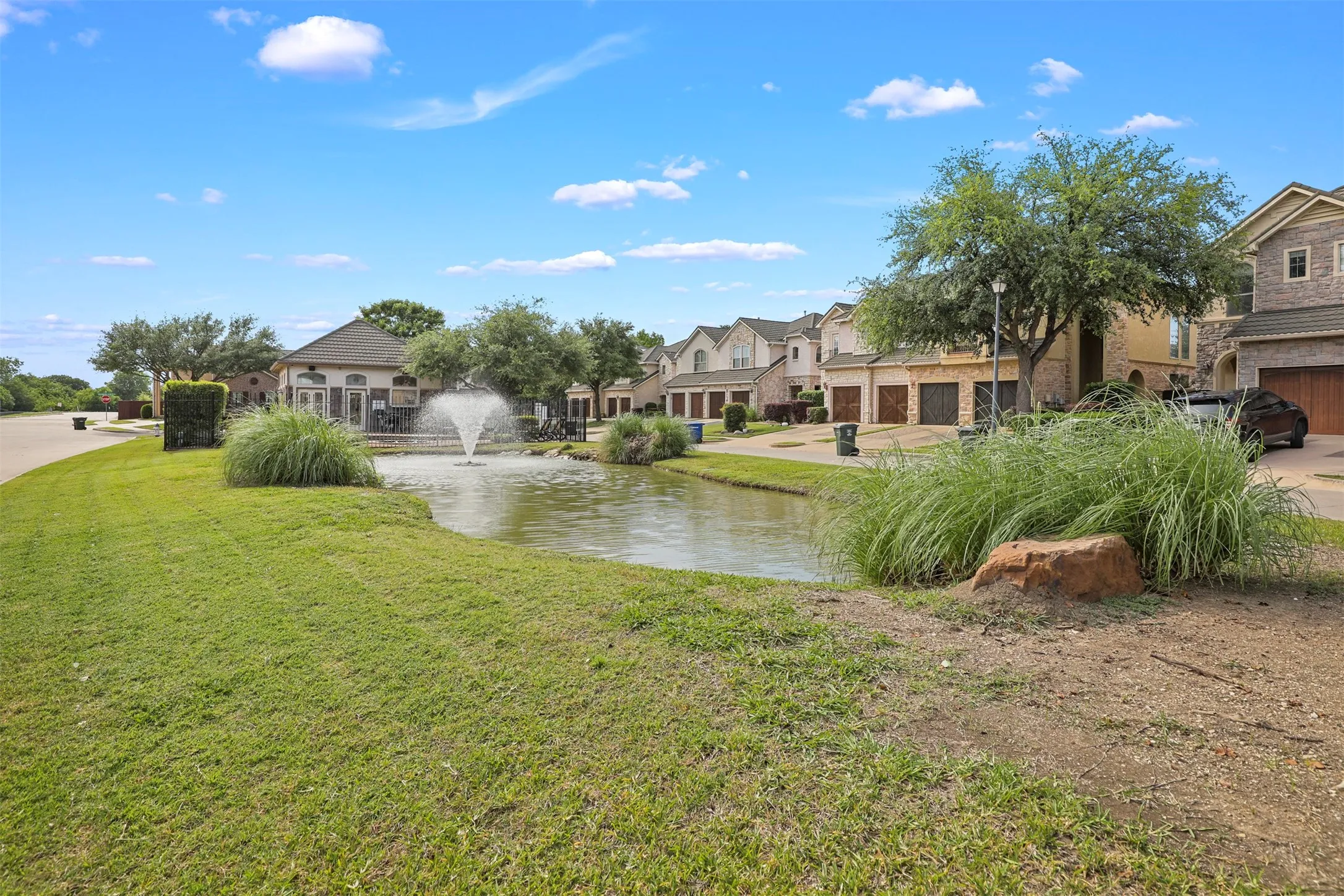 Single Family Residence For Rent in Dallas County , 2561 Fountain Cove, Carrollton, Texas 75006, 2 Bedroom, 3 Bathroom, 2 Garage spaces, 1,725 Sqft, built in 2005, Price $2,700, mls#21275033, Real Estate Agent in Carrollton, Homes For Rent in Dallas county, Homes For Rent in Carrollton, Realtor in Carrollton Texas, Real Estate Brokerage Independent Realty Texas, Luminita Cordes Realtor