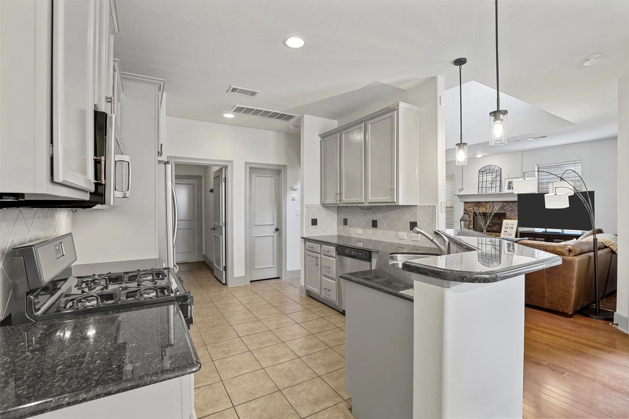 Single Family Residence For Rent in Dallas County , 2561 Fountain Cove, Carrollton, Texas 75006, 2 Bedroom, 3 Bathroom, 2 Garage spaces, 1,725 Sqft, built in 2005, Price $2,700, mls#21275033, Real Estate Agent in Carrollton, Homes For Rent in Dallas county, Homes For Rent in Carrollton, Realtor in Carrollton Texas, Real Estate Brokerage Independent Realty Texas, Luminita Cordes Realtor