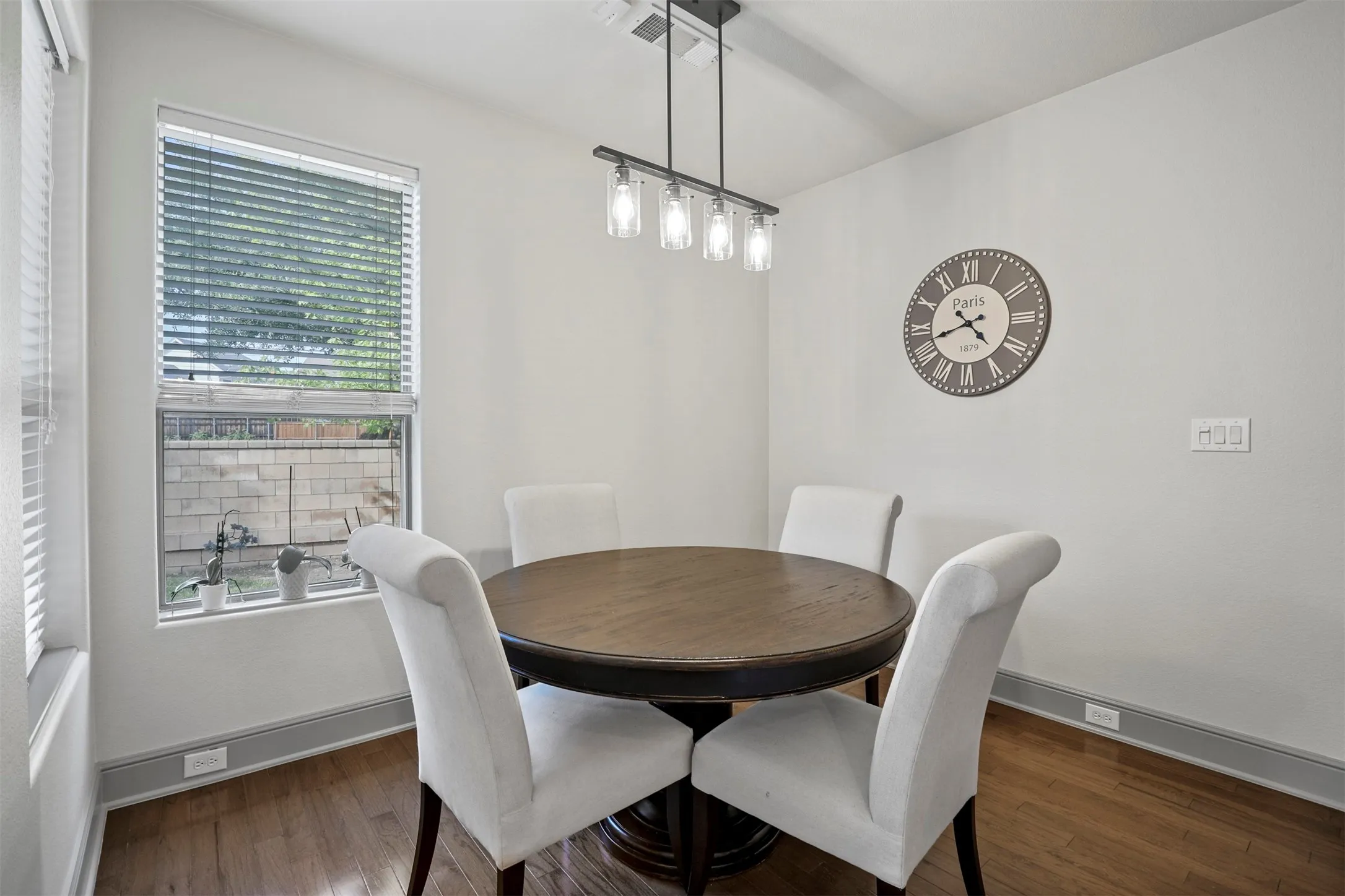Single Family Residence For Rent in Dallas County , 2561 Fountain Cove, Carrollton, Texas 75006, 2 Bedroom, 3 Bathroom, 2 Garage spaces, 1,725 Sqft, built in 2005, Price $2,700, mls#21275033, Real Estate Agent in Carrollton, Homes For Rent in Dallas county, Homes For Rent in Carrollton, Realtor in Carrollton Texas, Real Estate Brokerage Independent Realty Texas, Luminita Cordes Realtor