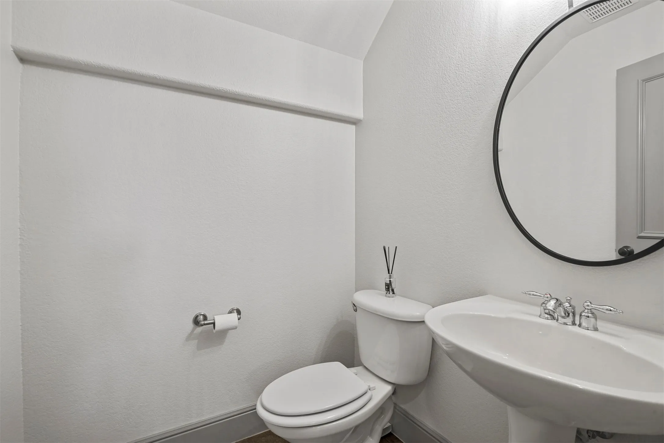 Single Family Residence For Rent in Dallas County , 2561 Fountain Cove, Carrollton, Texas 75006, 2 Bedroom, 3 Bathroom, 2 Garage spaces, 1,725 Sqft, built in 2005, Price $2,700, mls#21275033, Real Estate Agent in Carrollton, Homes For Rent in Dallas county, Homes For Rent in Carrollton, Realtor in Carrollton Texas, Real Estate Brokerage Independent Realty Texas, Luminita Cordes Realtor