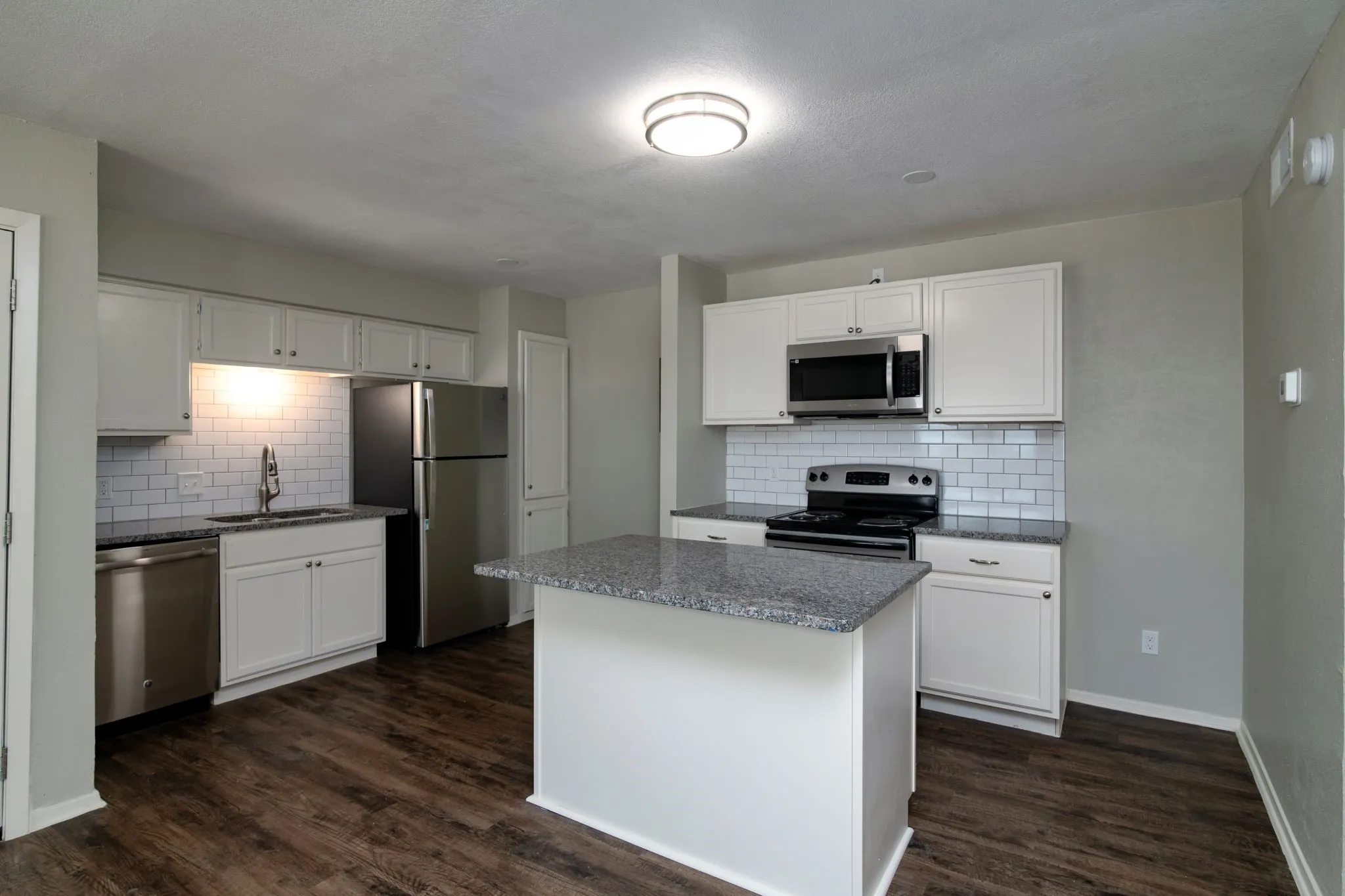 Apartment For Rent in Tarrant County , 8037 W Elizabeth Lane 223, Fort Worth, Texas 76116, 1 Bedroom, 1 Bathroom, Garage spaces, 725 Sqft, built in 1983, mls#21275037, Real Estate Agent in Fort Worth, Homes For Rent in Tarrant county, Homes For Rent in Fort Worth, Realtor in Fort Worth Texas, Real Estate Brokerage Independent Realty Texas, Luminita Cordes Realtor