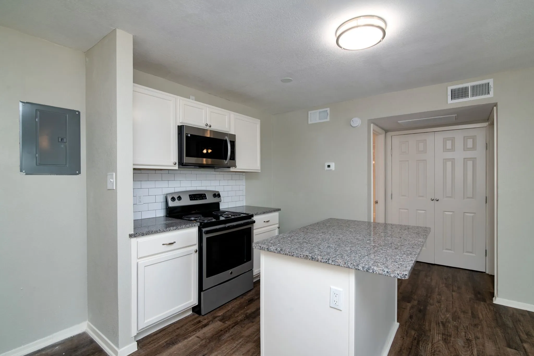 Apartment For Rent in Tarrant County , 8037 W Elizabeth Lane 223, Fort Worth, Texas 76116, 1 Bedroom, 1 Bathroom, Garage spaces, 725 Sqft, built in 1983, mls#21275037, Real Estate Agent in Fort Worth, Homes For Rent in Tarrant county, Homes For Rent in Fort Worth, Realtor in Fort Worth Texas, Real Estate Brokerage Independent Realty Texas, Luminita Cordes Realtor