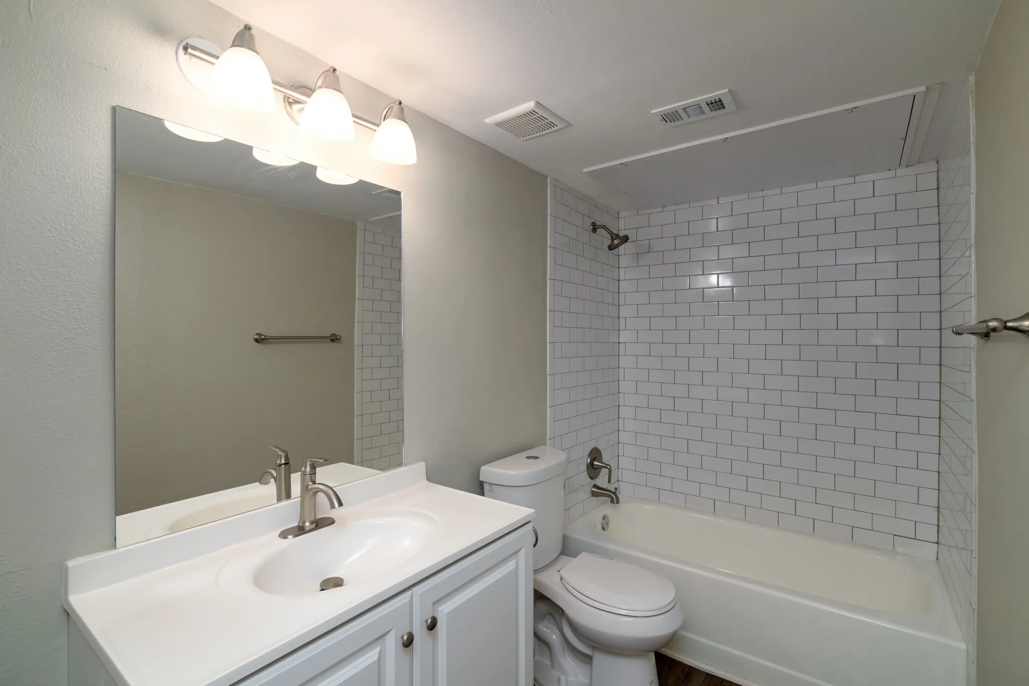 Apartment For Rent in Tarrant County , 8037 W Elizabeth Lane 223, Fort Worth, Texas 76116, 1 Bedroom, 1 Bathroom, Garage spaces, 725 Sqft, built in 1983, mls#21275037, Real Estate Agent in Fort Worth, Homes For Rent in Tarrant county, Homes For Rent in Fort Worth, Realtor in Fort Worth Texas, Real Estate Brokerage Independent Realty Texas, Luminita Cordes Realtor