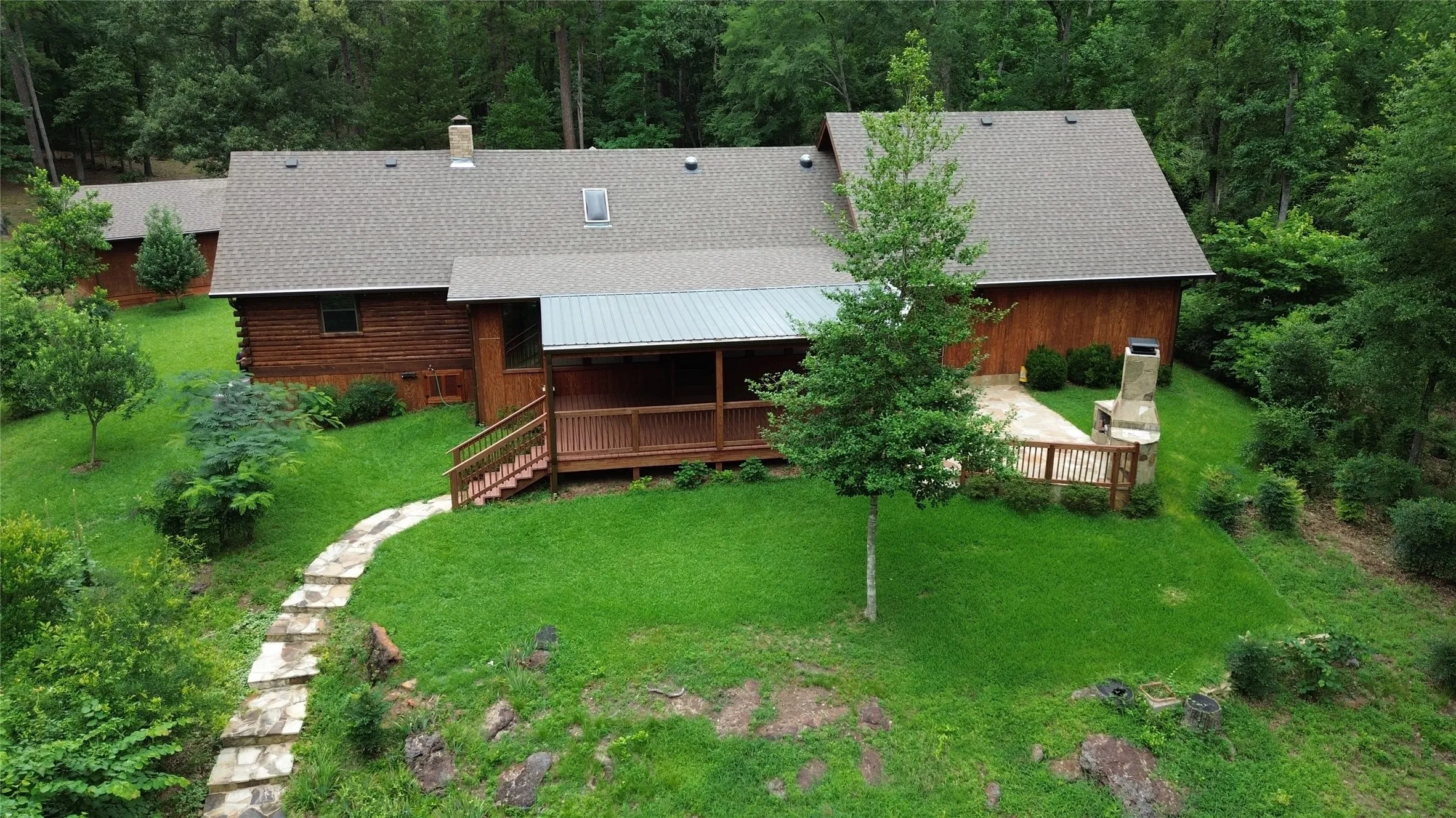 Single Family Residence For Sale in Wood County , 717 private road 6665, Mineola, Texas 75773, 2 Bedroom, 2 Bathroom, 4 Garage spaces, 2,042 Sqft, built in 1994, mls#21264825, Real Estate Agent in Mineola, Homes For Sale in Wood county, Homes For Sale in Mineola, Realtor in Mineola Texas, Real Estate Brokerage Independent Realty Texas, Luminita Cordes Realtor