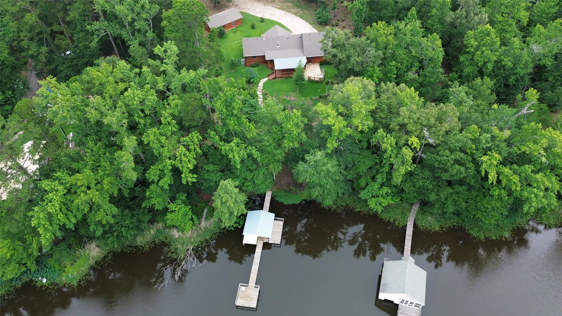 Single Family Residence For Sale in Wood County , 717 private road 6665, Mineola, Texas 75773, 2 Bedroom, 2 Bathroom, 4 Garage spaces, 2,042 Sqft, built in 1994, mls#21264825, Real Estate Agent in Mineola, Homes For Sale in Wood county, Homes For Sale in Mineola, Realtor in Mineola Texas, Real Estate Brokerage Independent Realty Texas, Luminita Cordes Realtor