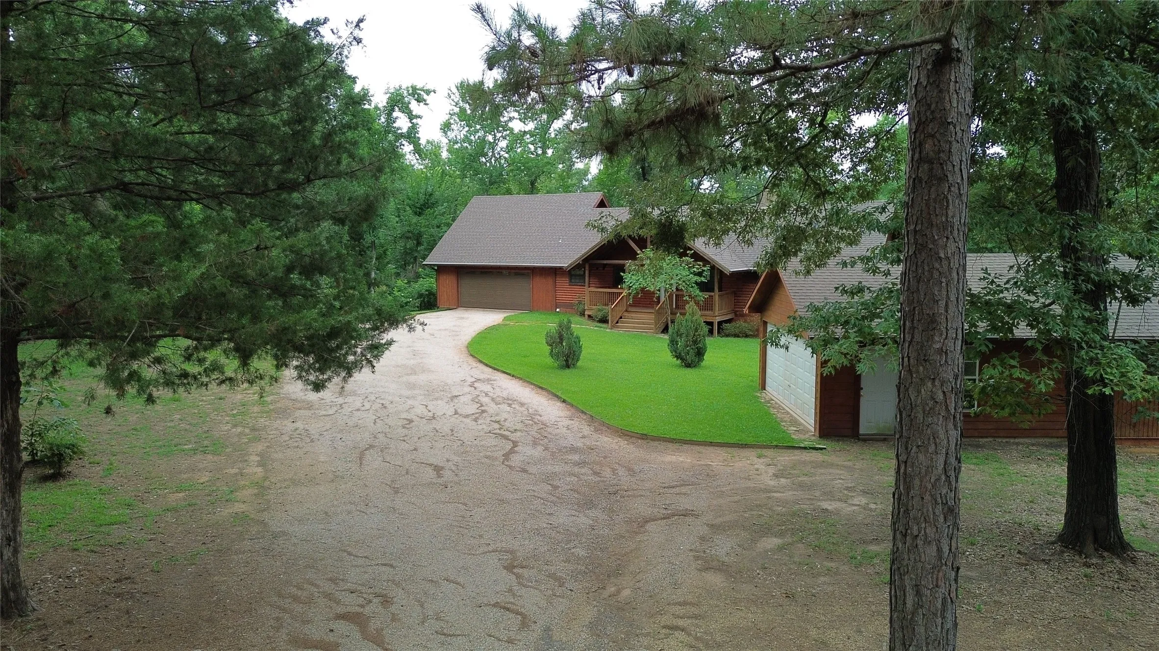 Single Family Residence For Sale in Wood County , 717 private road 6665, Mineola, Texas 75773, 2 Bedroom, 2 Bathroom, 4 Garage spaces, 2,042 Sqft, built in 1994, mls#21264825, Real Estate Agent in Mineola, Homes For Sale in Wood county, Homes For Sale in Mineola, Realtor in Mineola Texas, Real Estate Brokerage Independent Realty Texas, Luminita Cordes Realtor