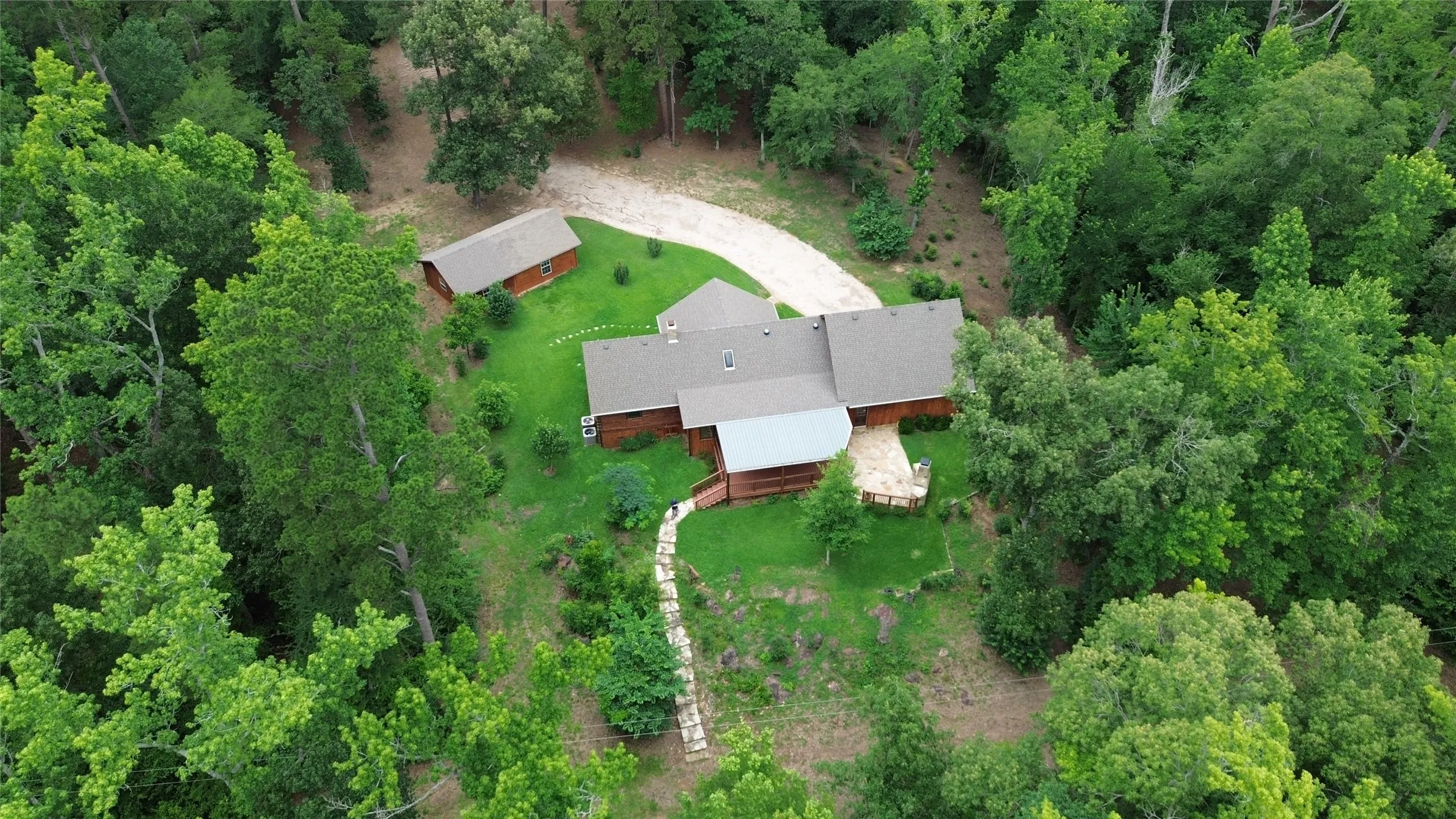 Single Family Residence For Sale in Wood County , 717 private road 6665, Mineola, Texas 75773, 2 Bedroom, 2 Bathroom, 4 Garage spaces, 2,042 Sqft, built in 1994, mls#21264825, Real Estate Agent in Mineola, Homes For Sale in Wood county, Homes For Sale in Mineola, Realtor in Mineola Texas, Real Estate Brokerage Independent Realty Texas, Luminita Cordes Realtor