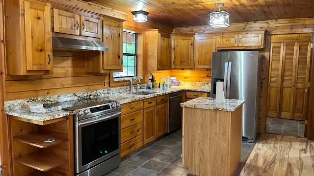 STAINLESS APPLIANCES AND GRANITE COUNTERS