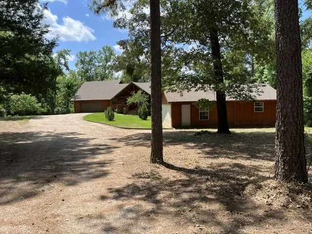 Single Family Residence For Sale in Wood County , 717 private road 6665, Mineola, Texas 75773, 2 Bedroom, 2 Bathroom, 4 Garage spaces, 2,042 Sqft, built in 1994, mls#21264825, Real Estate Agent in Mineola, Homes For Sale in Wood county, Homes For Sale in Mineola, Realtor in Mineola Texas, Real Estate Brokerage Independent Realty Texas, Luminita Cordes Realtor