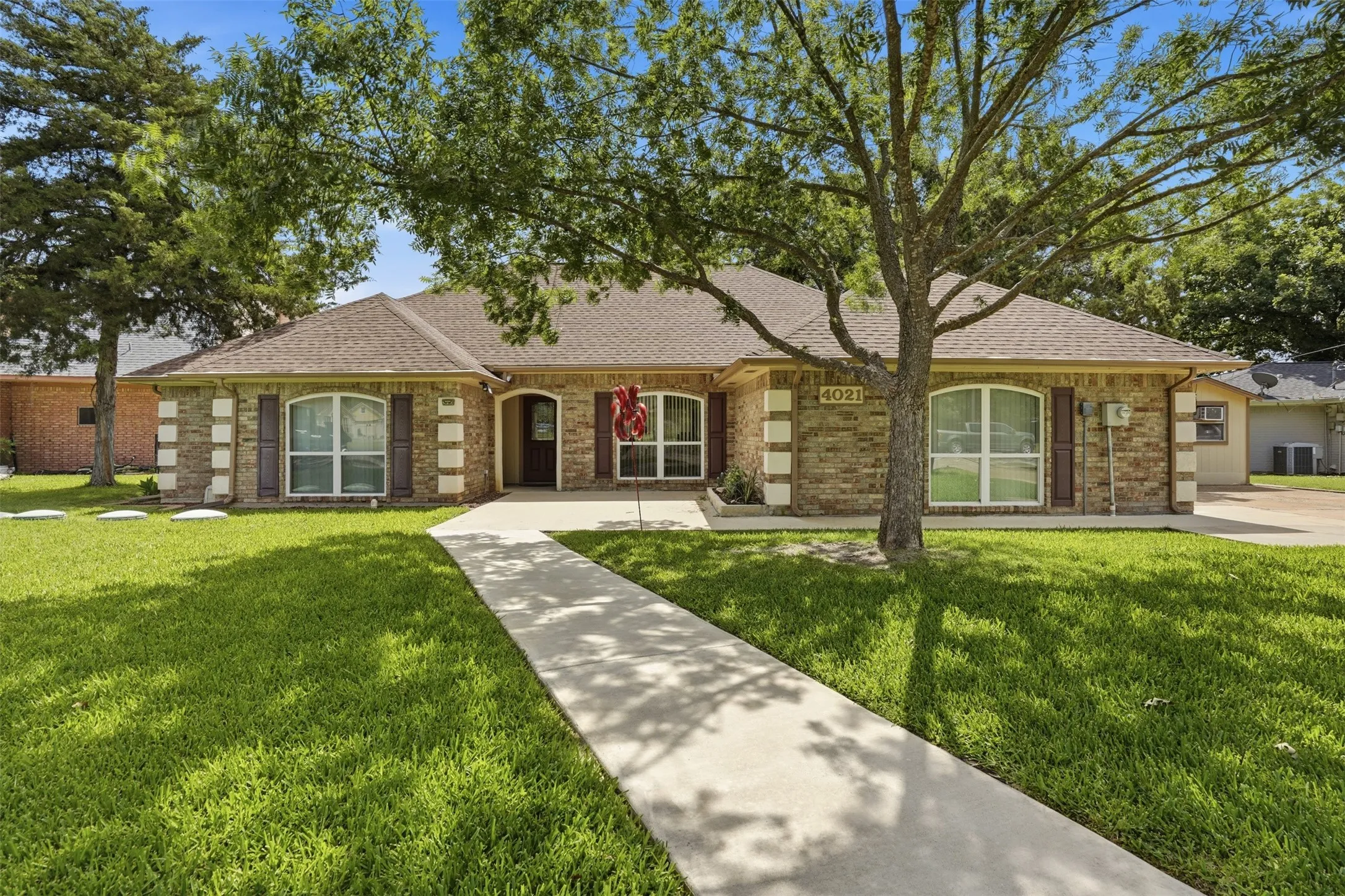 Single Family Residence For Sale in Hood County , 4021 Dakota Trail, Granbury, Texas 76048, 3 Bedroom, 2 Bathroom, 2 Garage spaces, 2,410 Sqft, built in 1987, mls#21274968, Real Estate Agent in Granbury, Homes For Sale in Hood county, Homes For Sale in Granbury, Realtor in Granbury Texas, Real Estate Brokerage Independent Realty Texas, Luminita Cordes Realtor