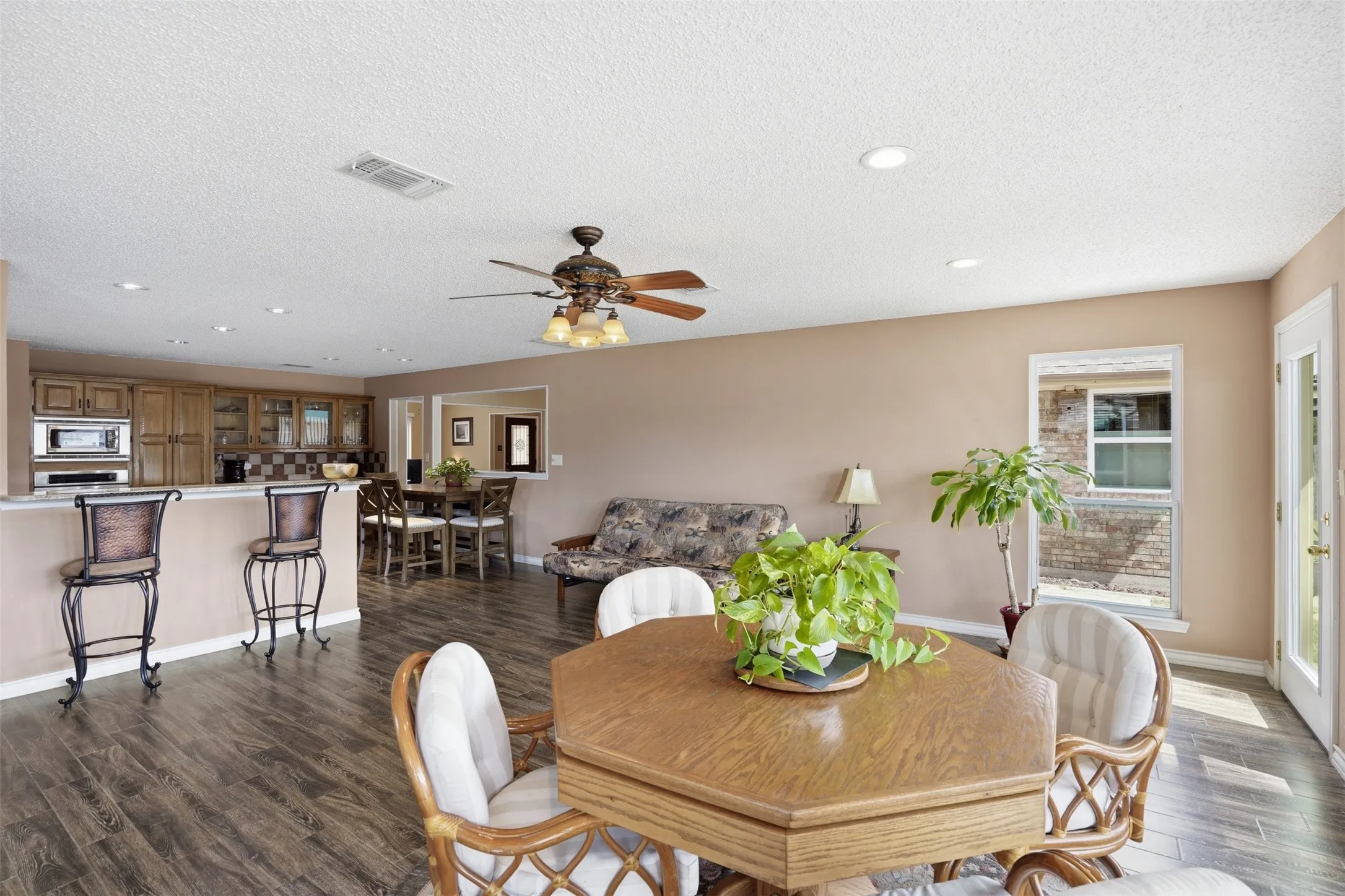 Single Family Residence For Sale in Hood County , 4021 Dakota Trail, Granbury, Texas 76048, 3 Bedroom, 2 Bathroom, 2 Garage spaces, 2,410 Sqft, built in 1987, mls#21274968, Real Estate Agent in Granbury, Homes For Sale in Hood county, Homes For Sale in Granbury, Realtor in Granbury Texas, Real Estate Brokerage Independent Realty Texas, Luminita Cordes Realtor
