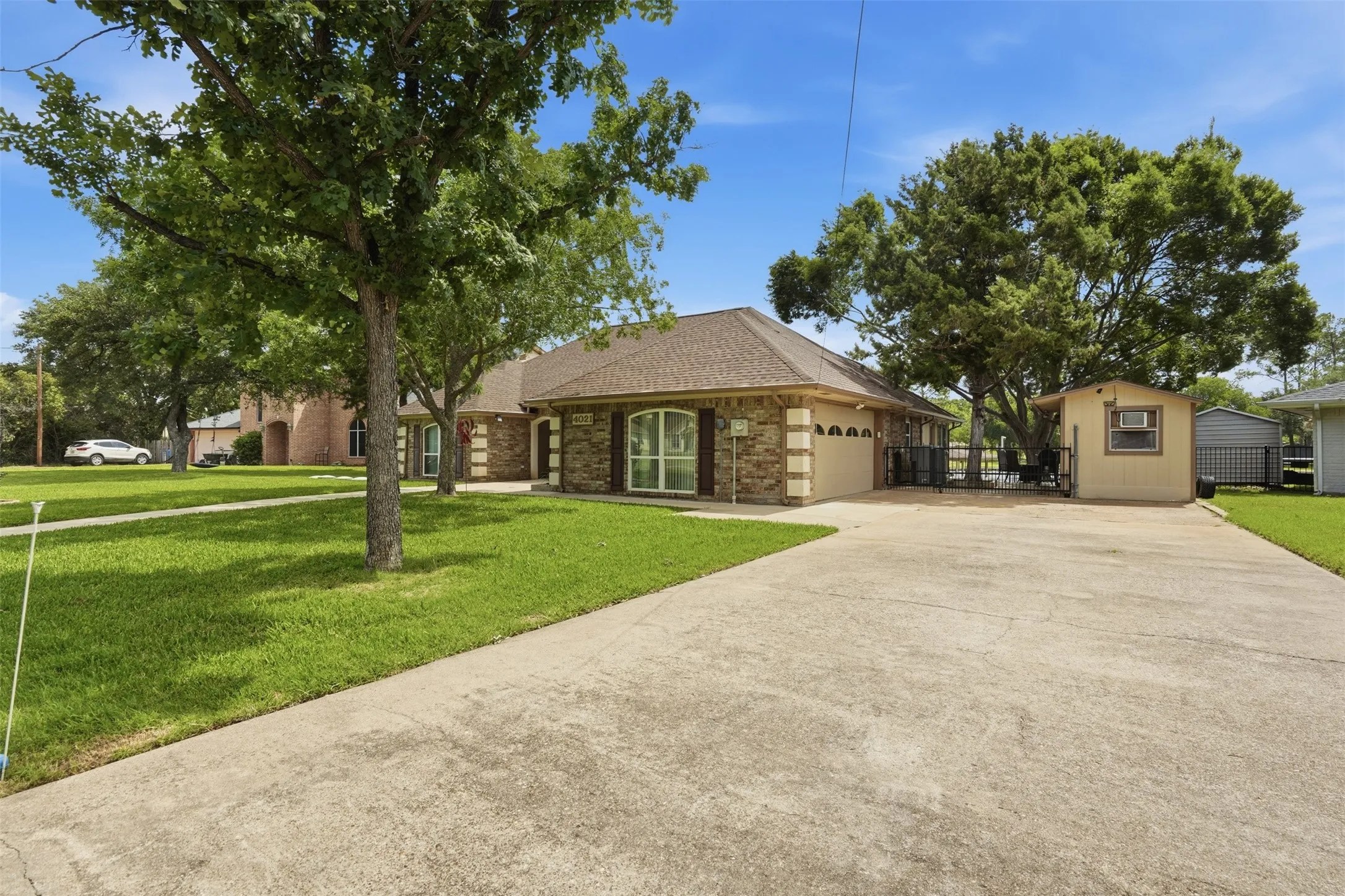 Single Family Residence For Sale in Hood County , 4021 Dakota Trail, Granbury, Texas 76048, 3 Bedroom, 2 Bathroom, 2 Garage spaces, 2,410 Sqft, built in 1987, mls#21274968, Real Estate Agent in Granbury, Homes For Sale in Hood county, Homes For Sale in Granbury, Realtor in Granbury Texas, Real Estate Brokerage Independent Realty Texas, Luminita Cordes Realtor