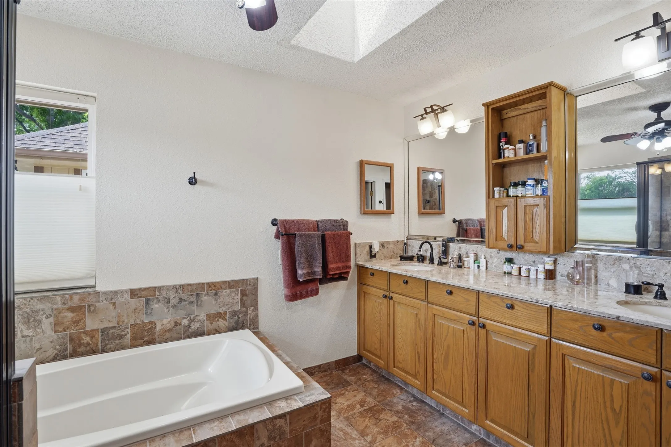 Single Family Residence For Sale in Hood County , 4021 Dakota Trail, Granbury, Texas 76048, 3 Bedroom, 2 Bathroom, 2 Garage spaces, 2,410 Sqft, built in 1987, mls#21274968, Real Estate Agent in Granbury, Homes For Sale in Hood county, Homes For Sale in Granbury, Realtor in Granbury Texas, Real Estate Brokerage Independent Realty Texas, Luminita Cordes Realtor