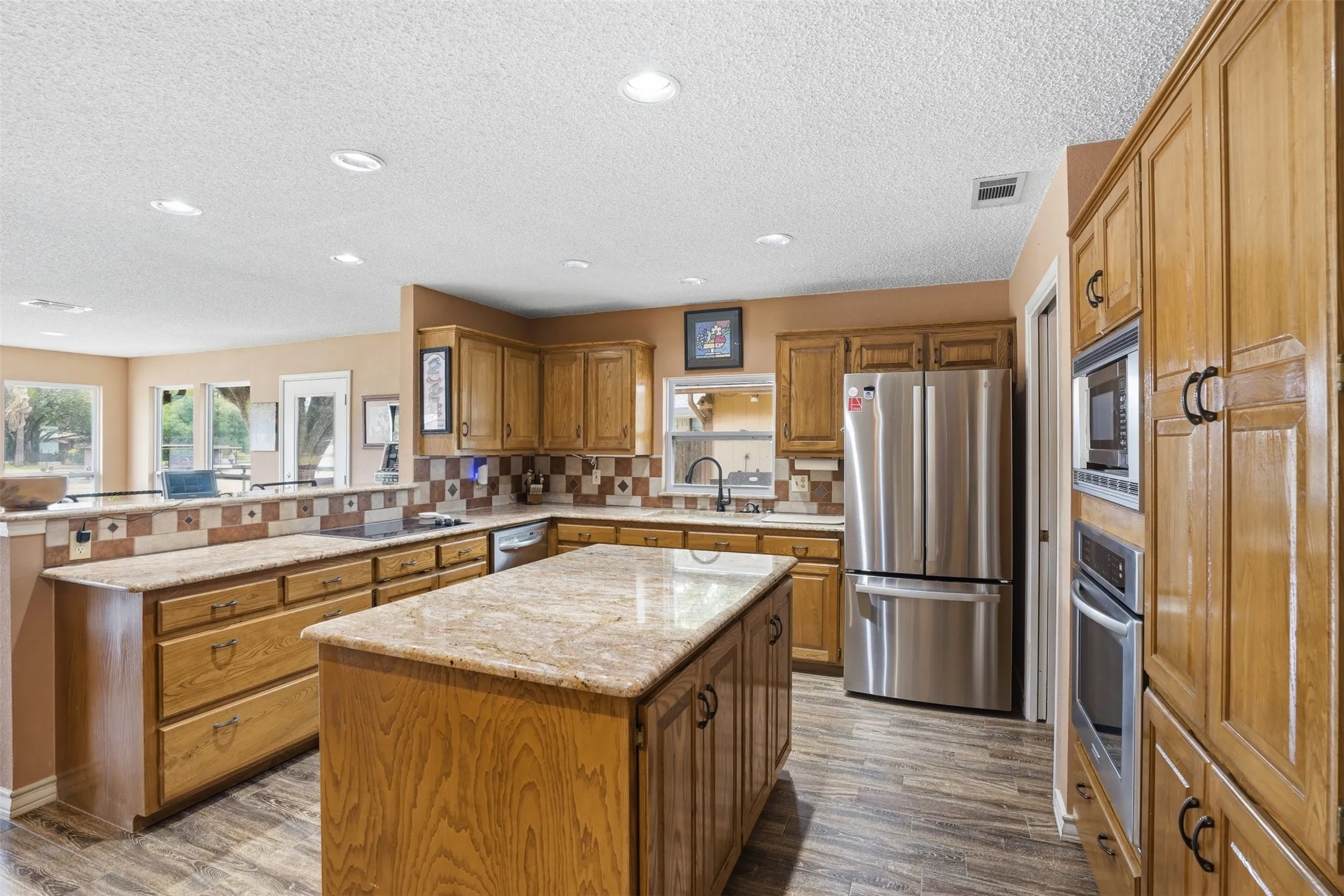 Single Family Residence For Sale in Hood County , 4021 Dakota Trail, Granbury, Texas 76048, 3 Bedroom, 2 Bathroom, 2 Garage spaces, 2,410 Sqft, built in 1987, mls#21274968, Real Estate Agent in Granbury, Homes For Sale in Hood county, Homes For Sale in Granbury, Realtor in Granbury Texas, Real Estate Brokerage Independent Realty Texas, Luminita Cordes Realtor