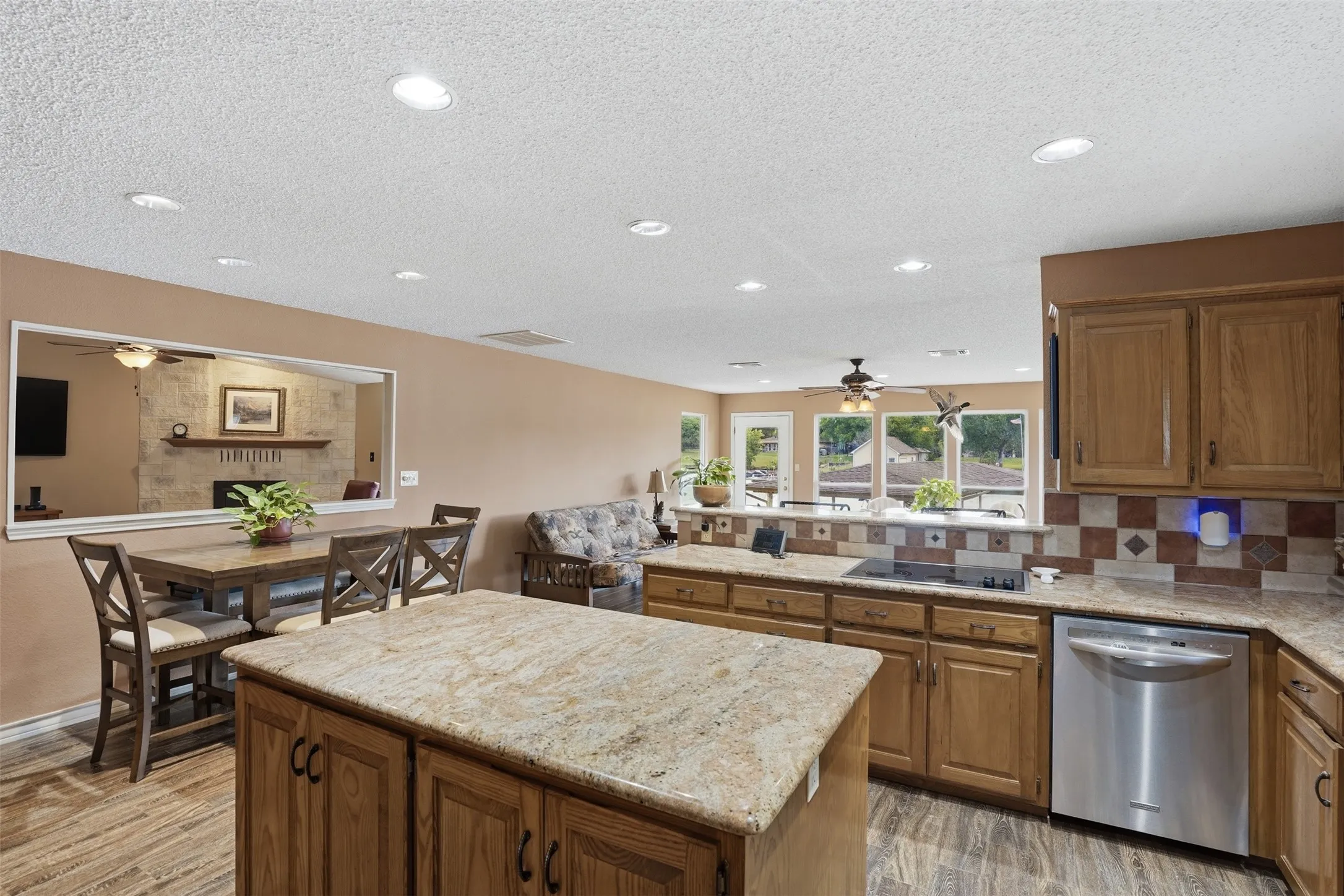 Single Family Residence For Sale in Hood County , 4021 Dakota Trail, Granbury, Texas 76048, 3 Bedroom, 2 Bathroom, 2 Garage spaces, 2,410 Sqft, built in 1987, mls#21274968, Real Estate Agent in Granbury, Homes For Sale in Hood county, Homes For Sale in Granbury, Realtor in Granbury Texas, Real Estate Brokerage Independent Realty Texas, Luminita Cordes Realtor