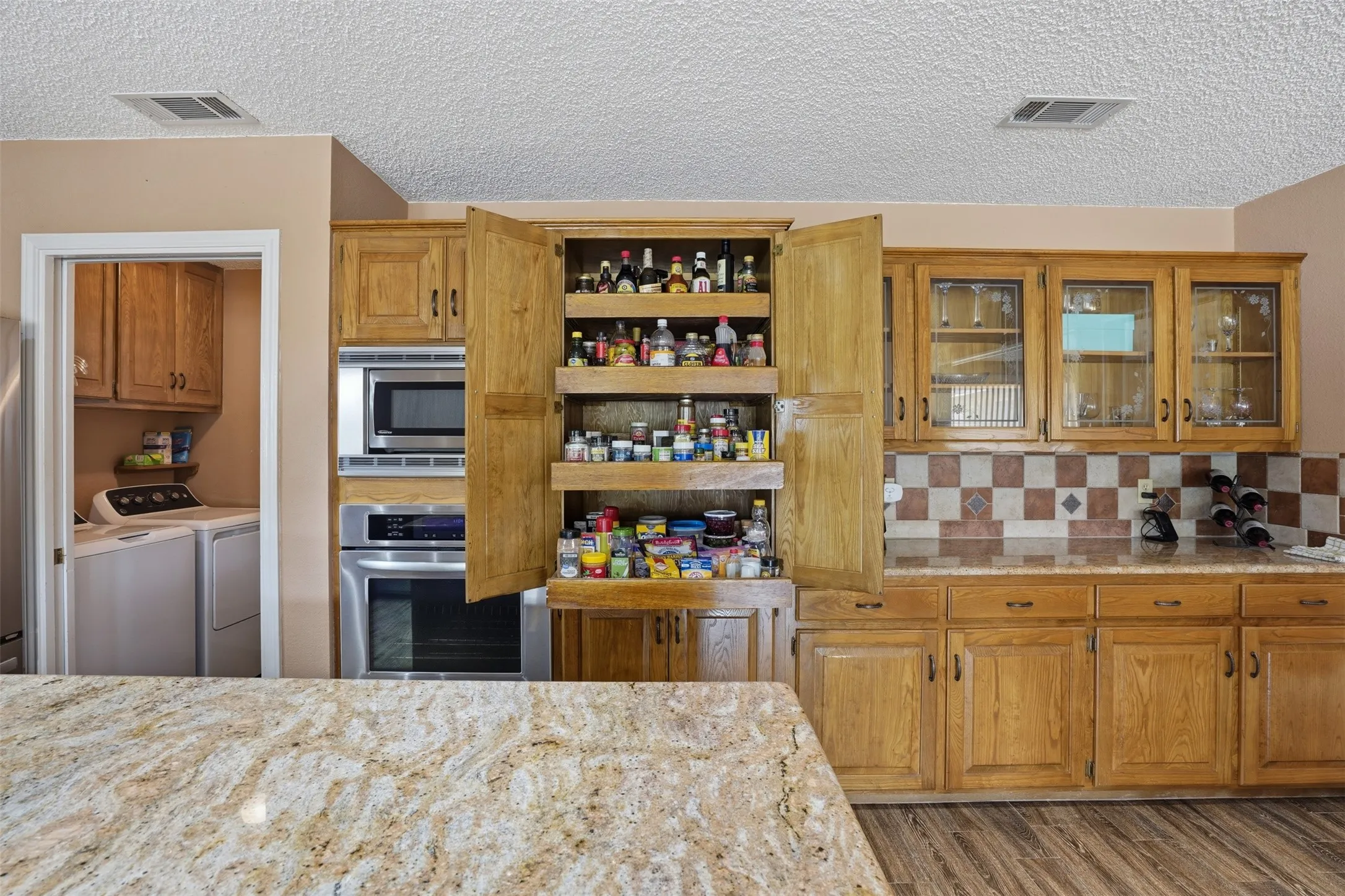 Single Family Residence For Sale in Hood County , 4021 Dakota Trail, Granbury, Texas 76048, 3 Bedroom, 2 Bathroom, 2 Garage spaces, 2,410 Sqft, built in 1987, mls#21274968, Real Estate Agent in Granbury, Homes For Sale in Hood county, Homes For Sale in Granbury, Realtor in Granbury Texas, Real Estate Brokerage Independent Realty Texas, Luminita Cordes Realtor