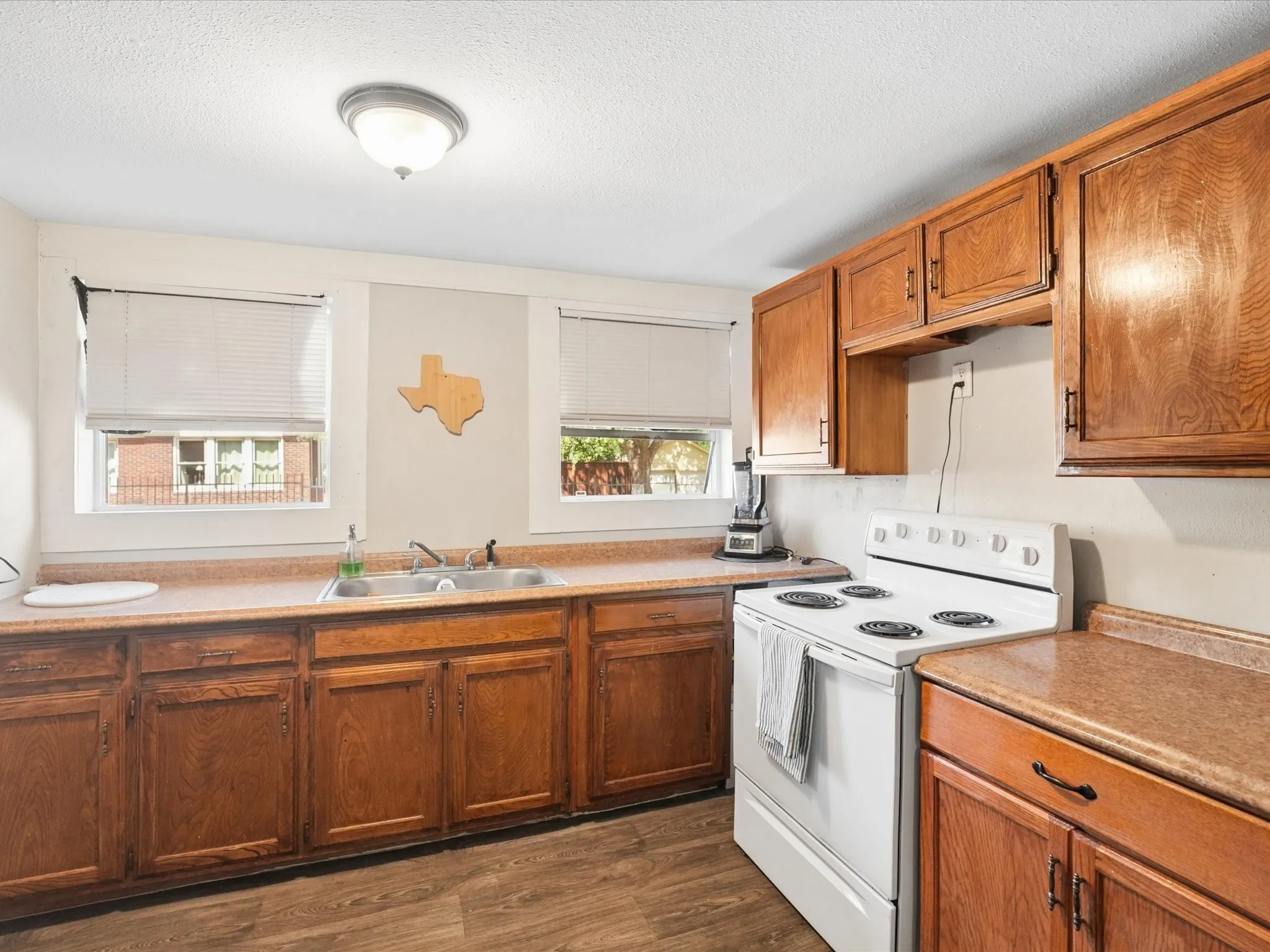 Triplex For Sale in Dallas County , 503 E 6th Street, Dallas, Texas 75203, 6 Bedroom, 3 Bathroom, Garage spaces, 0 Sqft, built in 1921, mls#21273908, Real Estate Agent in Dallas, Homes For Sale in Dallas county, Homes For Sale in Dallas, Realtor in Dallas Texas, Real Estate Brokerage Independent Realty Texas, Luminita Cordes Realtor