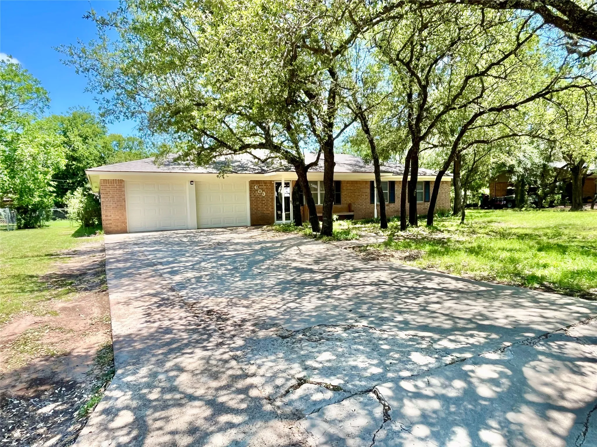 Single Family Residence For Sale in Hamilton County , 603 Barkley Drive, Hamilton, Texas 76531, 3 Bedroom, 2 Bathroom, 2 Garage spaces, 1,597 Sqft, built in 1975, mls#21274077, Real Estate Agent in Hamilton, Homes For Sale in Hamilton county, Homes For Sale in Hamilton, Realtor in Hamilton Texas, Real Estate Brokerage Independent Realty Texas, Luminita Cordes Realtor