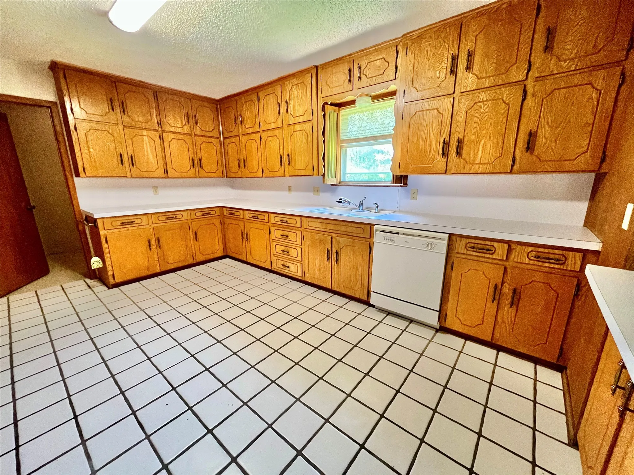 Single Family Residence For Sale in Hamilton County , 603 Barkley Drive, Hamilton, Texas 76531, 3 Bedroom, 2 Bathroom, 2 Garage spaces, 1,597 Sqft, built in 1975, mls#21274077, Real Estate Agent in Hamilton, Homes For Sale in Hamilton county, Homes For Sale in Hamilton, Realtor in Hamilton Texas, Real Estate Brokerage Independent Realty Texas, Luminita Cordes Realtor