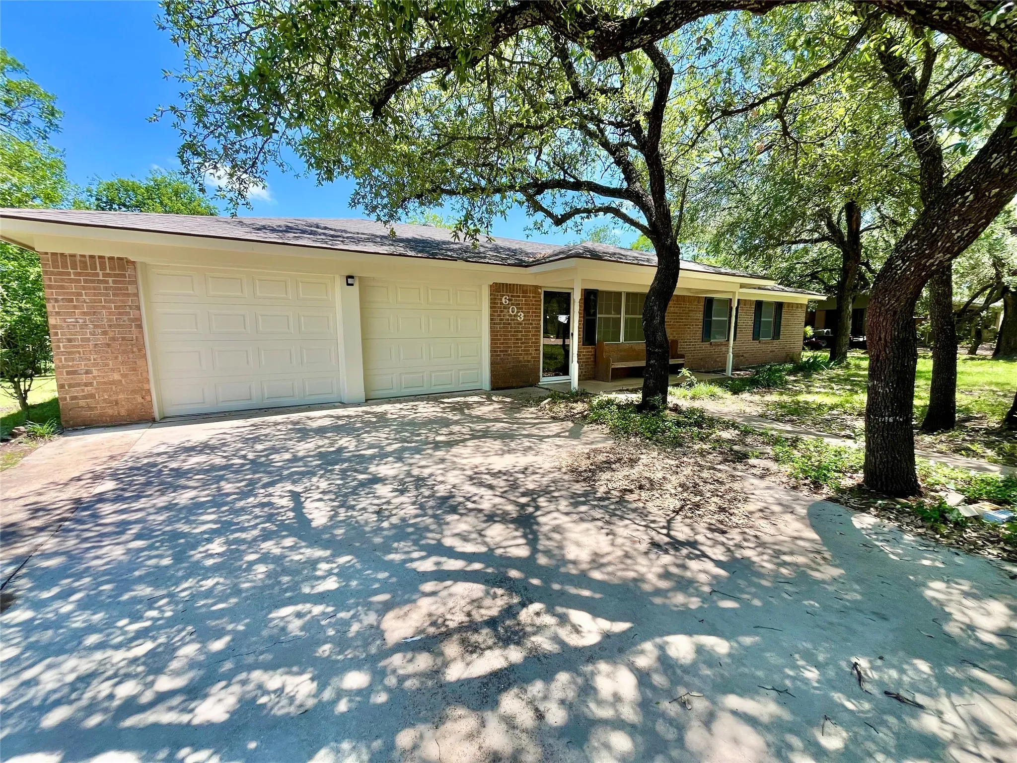 Single Family Residence For Sale in Hamilton County , 603 Barkley Drive, Hamilton, Texas 76531, 3 Bedroom, 2 Bathroom, 2 Garage spaces, 1,597 Sqft, built in 1975, mls#21274077, Real Estate Agent in Hamilton, Homes For Sale in Hamilton county, Homes For Sale in Hamilton, Realtor in Hamilton Texas, Real Estate Brokerage Independent Realty Texas, Luminita Cordes Realtor
