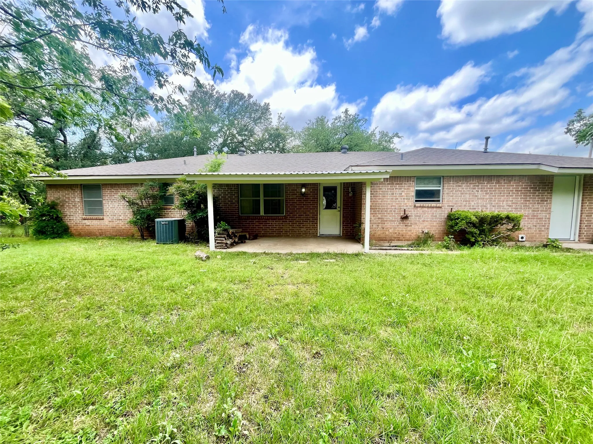 Single Family Residence For Sale in Hamilton County , 603 Barkley Drive, Hamilton, Texas 76531, 3 Bedroom, 2 Bathroom, 2 Garage spaces, 1,597 Sqft, built in 1975, mls#21274077, Real Estate Agent in Hamilton, Homes For Sale in Hamilton county, Homes For Sale in Hamilton, Realtor in Hamilton Texas, Real Estate Brokerage Independent Realty Texas, Luminita Cordes Realtor