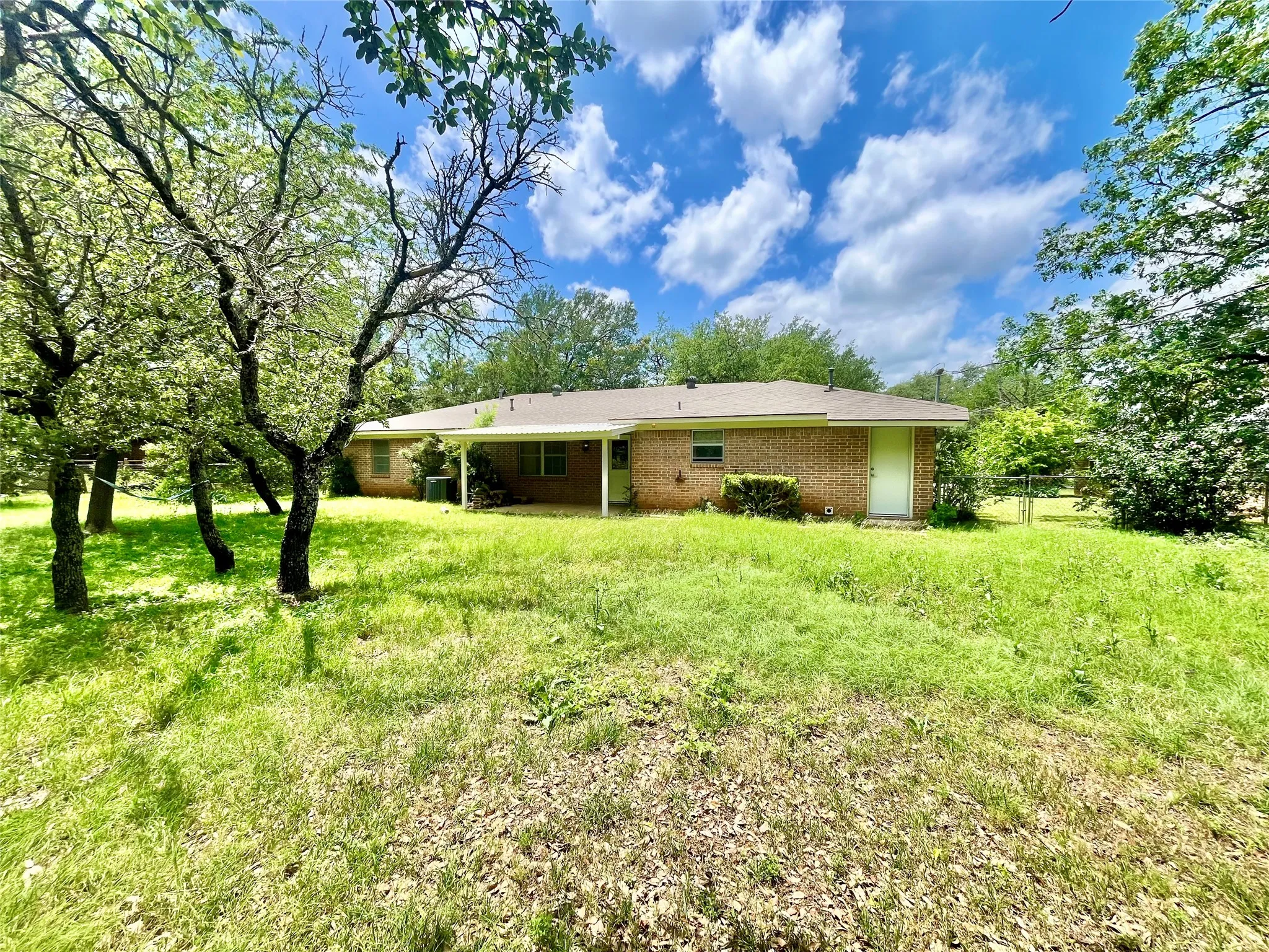 Single Family Residence For Sale in Hamilton County , 603 Barkley Drive, Hamilton, Texas 76531, 3 Bedroom, 2 Bathroom, 2 Garage spaces, 1,597 Sqft, built in 1975, mls#21274077, Real Estate Agent in Hamilton, Homes For Sale in Hamilton county, Homes For Sale in Hamilton, Realtor in Hamilton Texas, Real Estate Brokerage Independent Realty Texas, Luminita Cordes Realtor